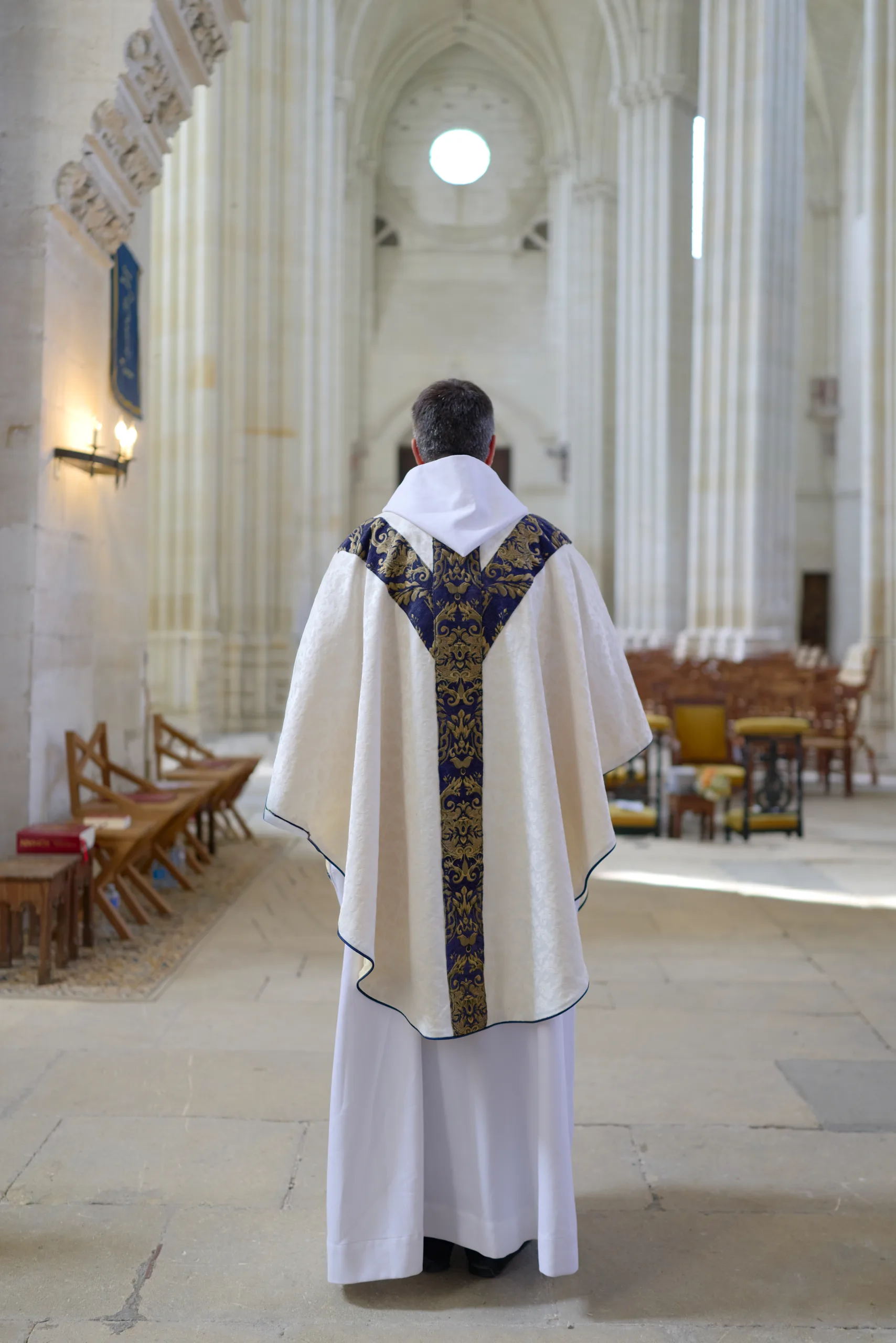 Prêtre debout dans l’allée de l’église