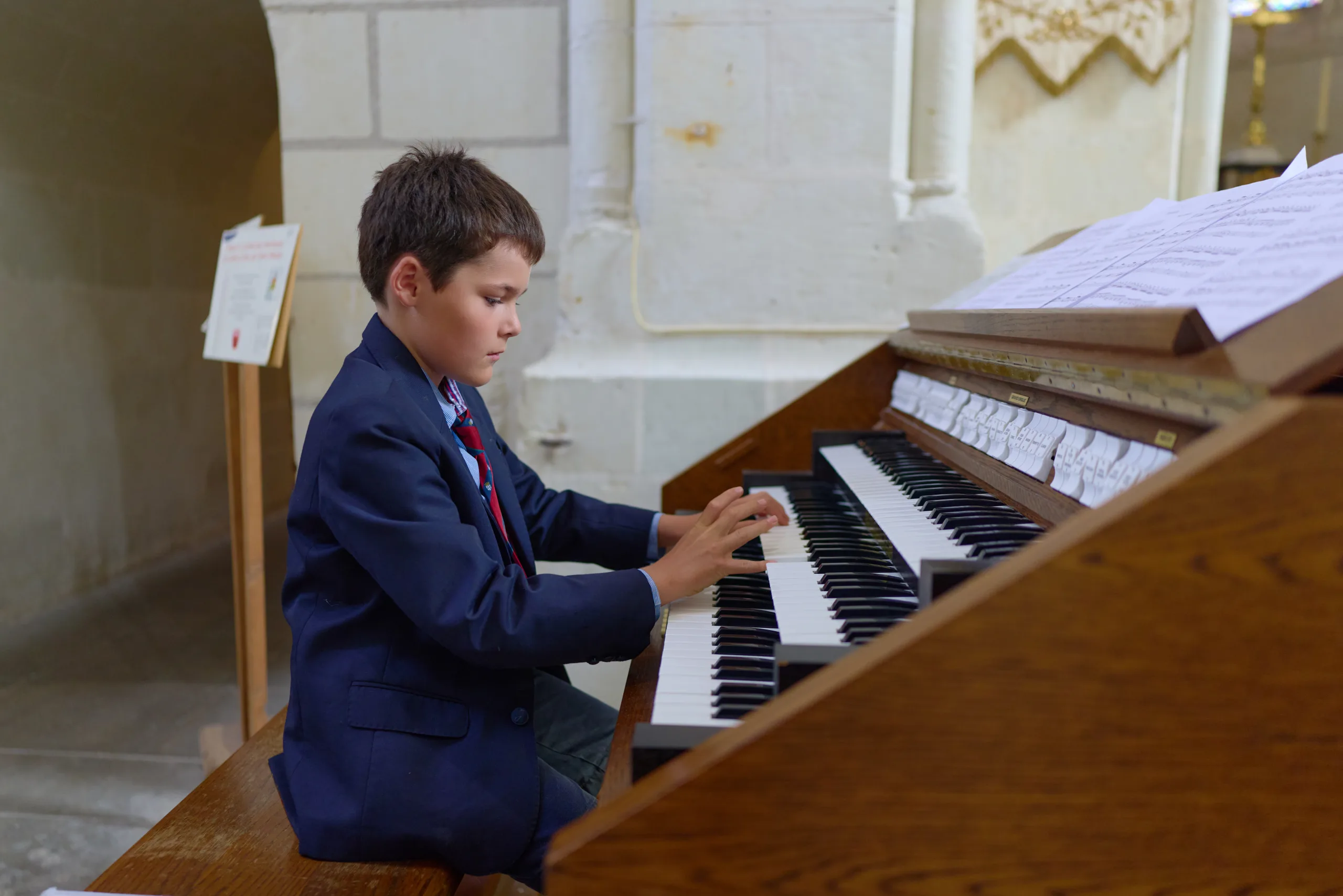 Un jeune homme joue de l’orgue pendant la cérémonie