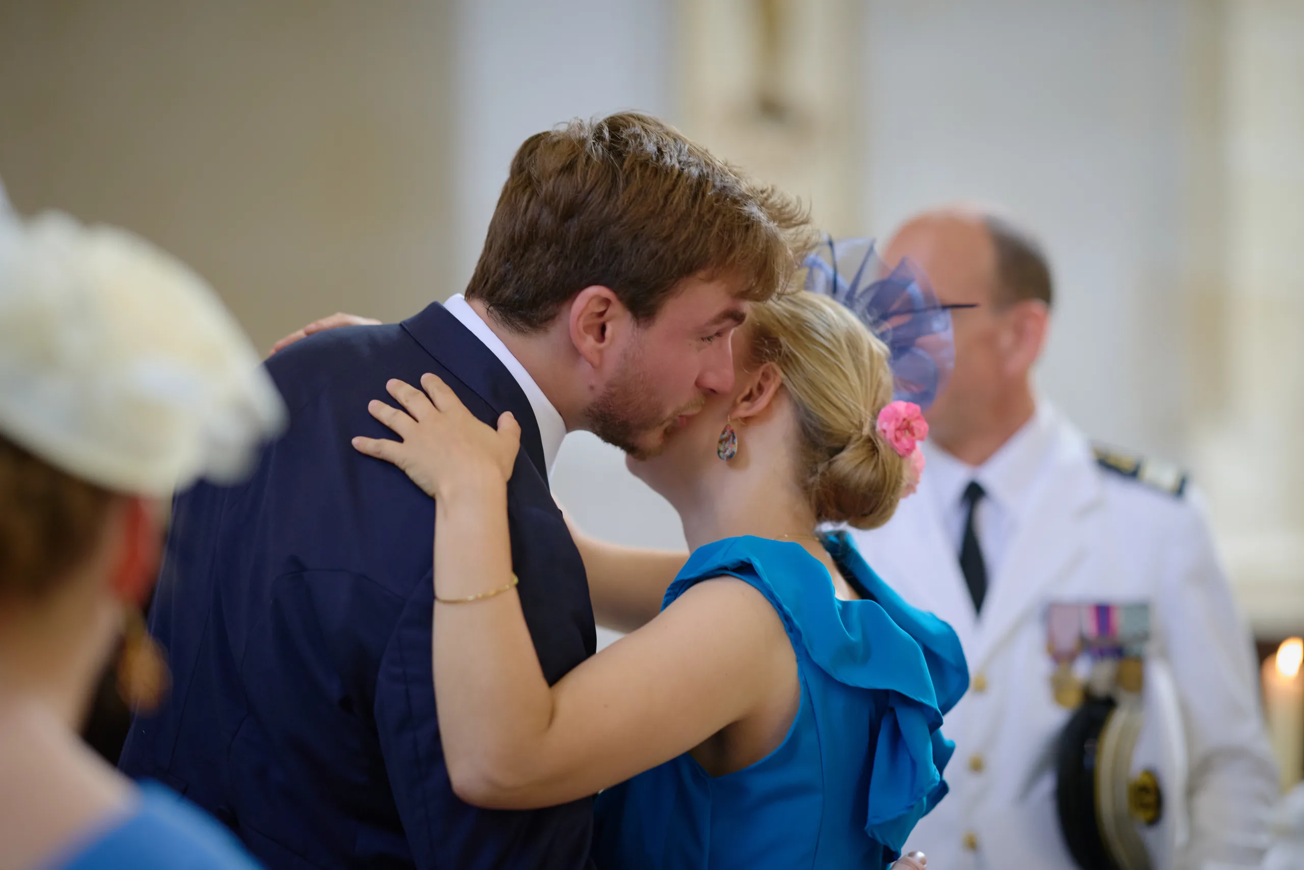 Un homme et une femme se saluent dans l’église