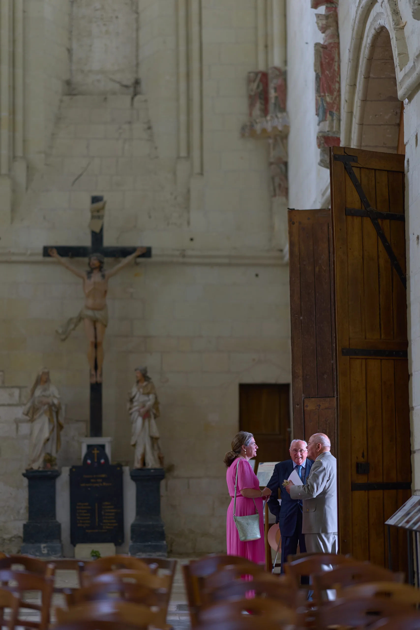 Des invités discutent au fond de l’église