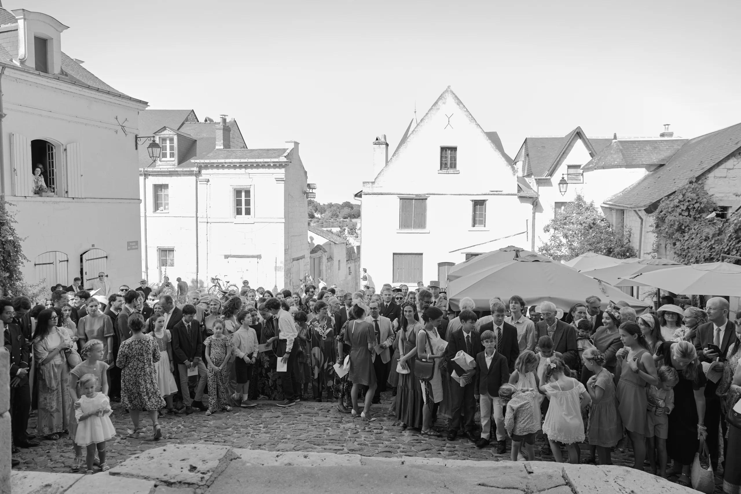 Photo de groupe devant l’église, en noir et blanc