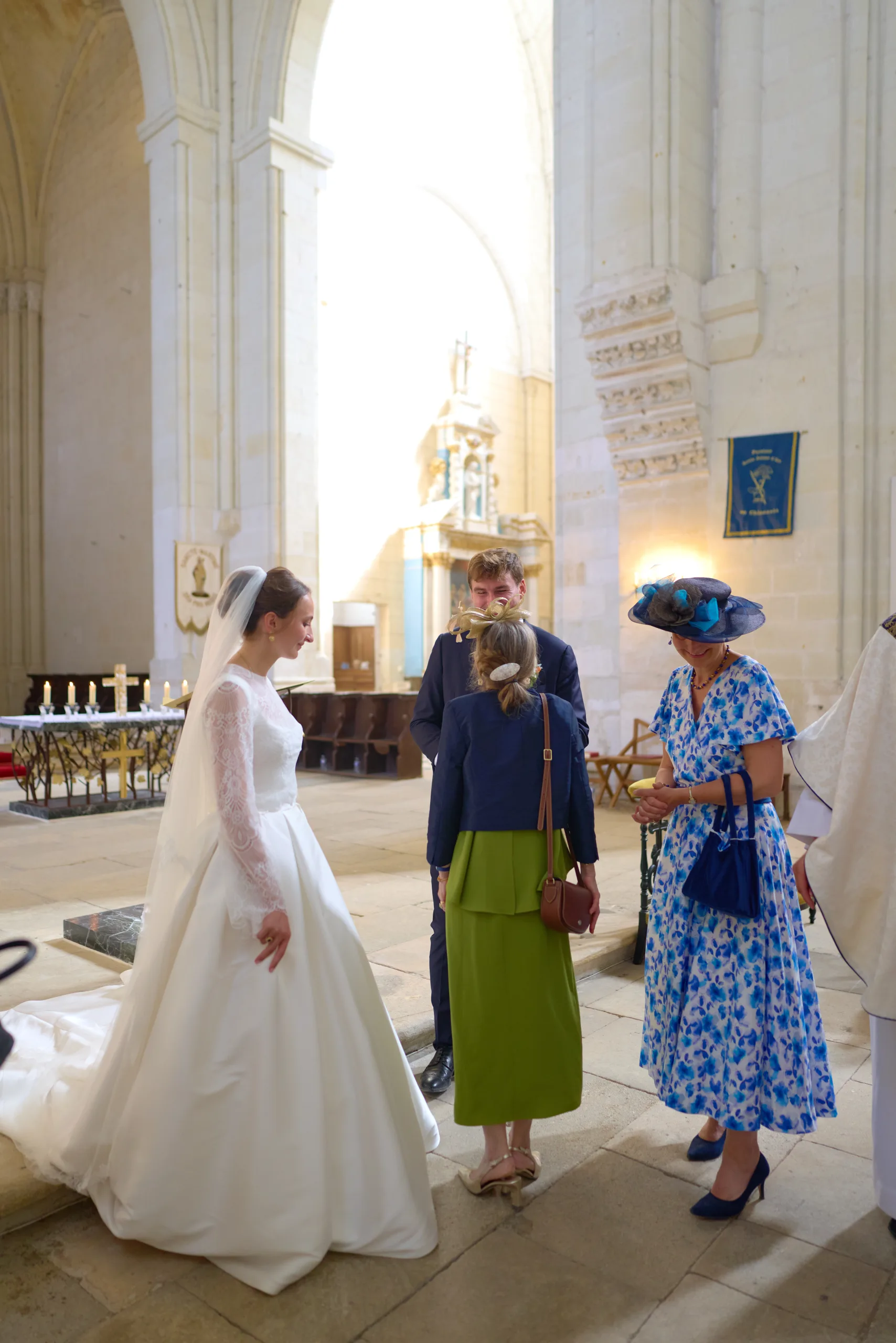La mariée et deux invitées dans l’église