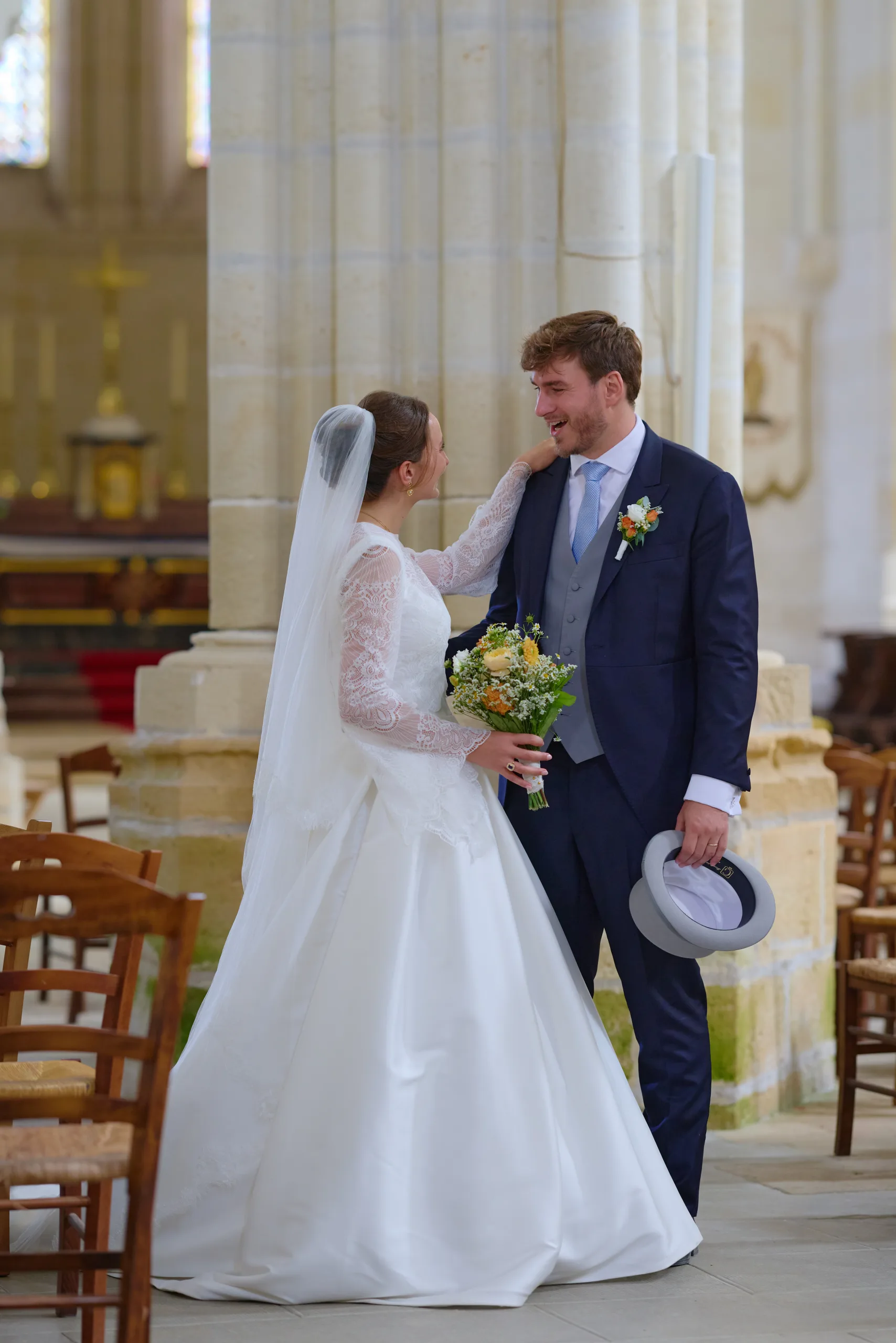 Les mariés se regardent dans l’église