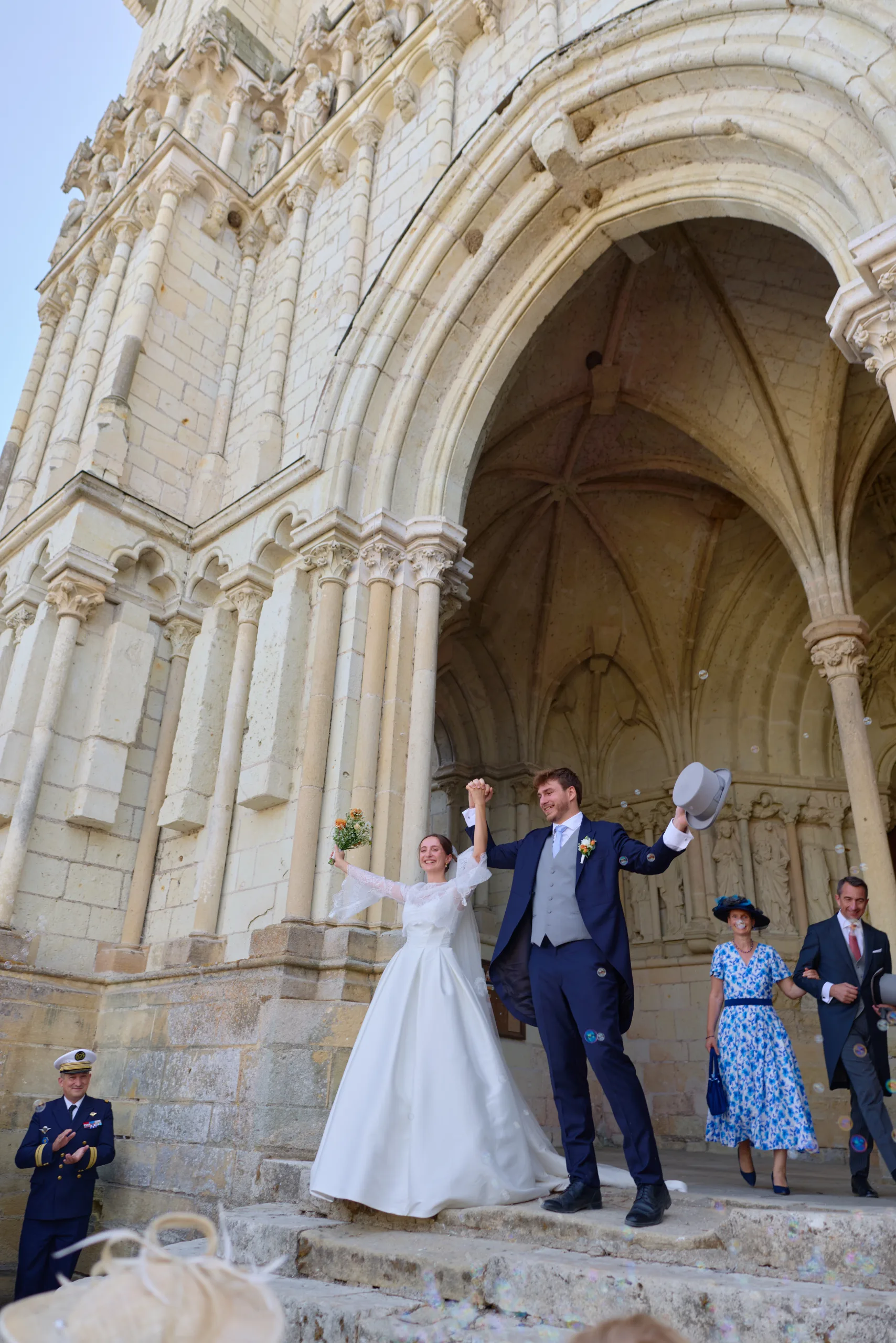 Les mariés sous le porche sculpté de l’église
