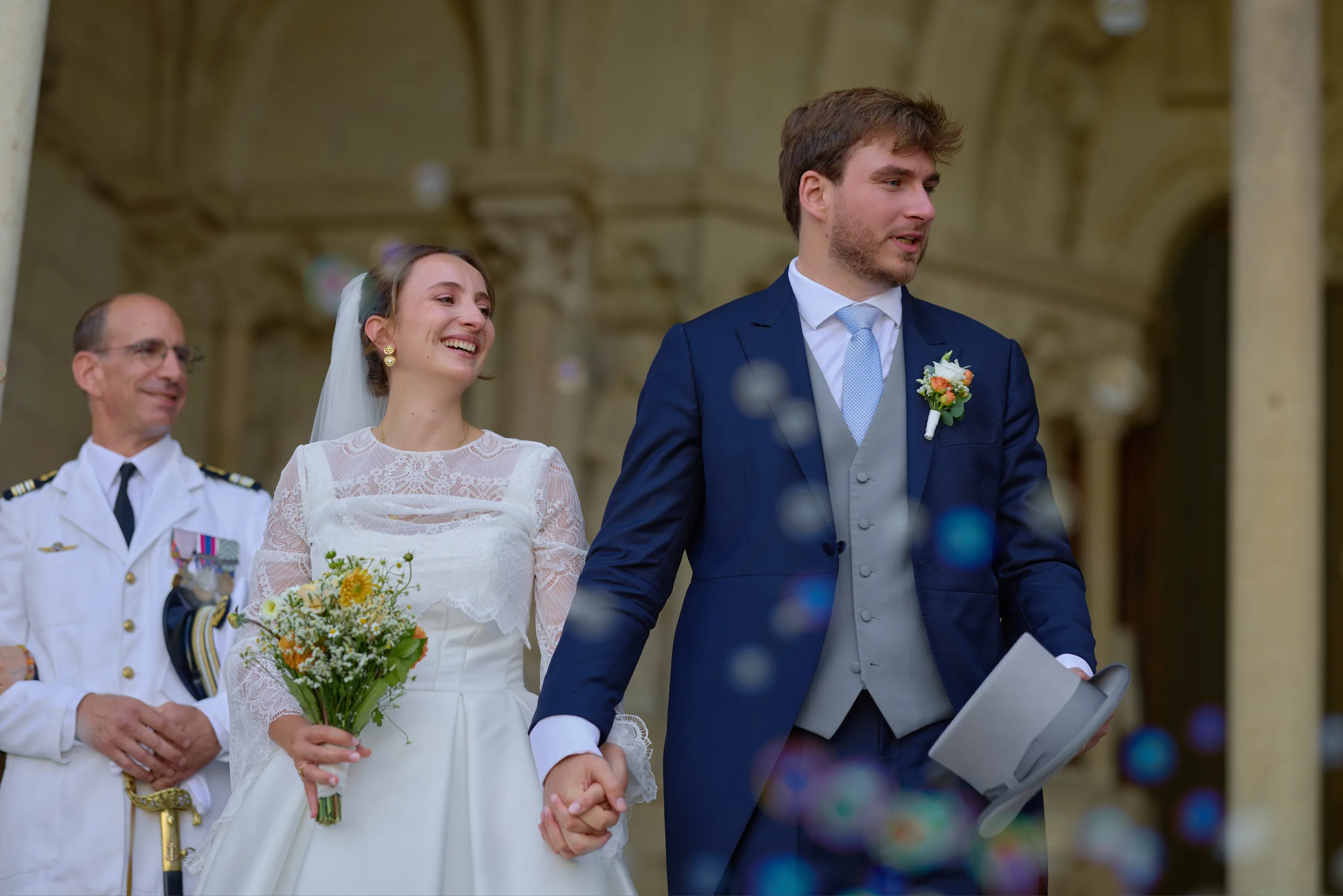 Les mariés sourient à la sortie de l’église