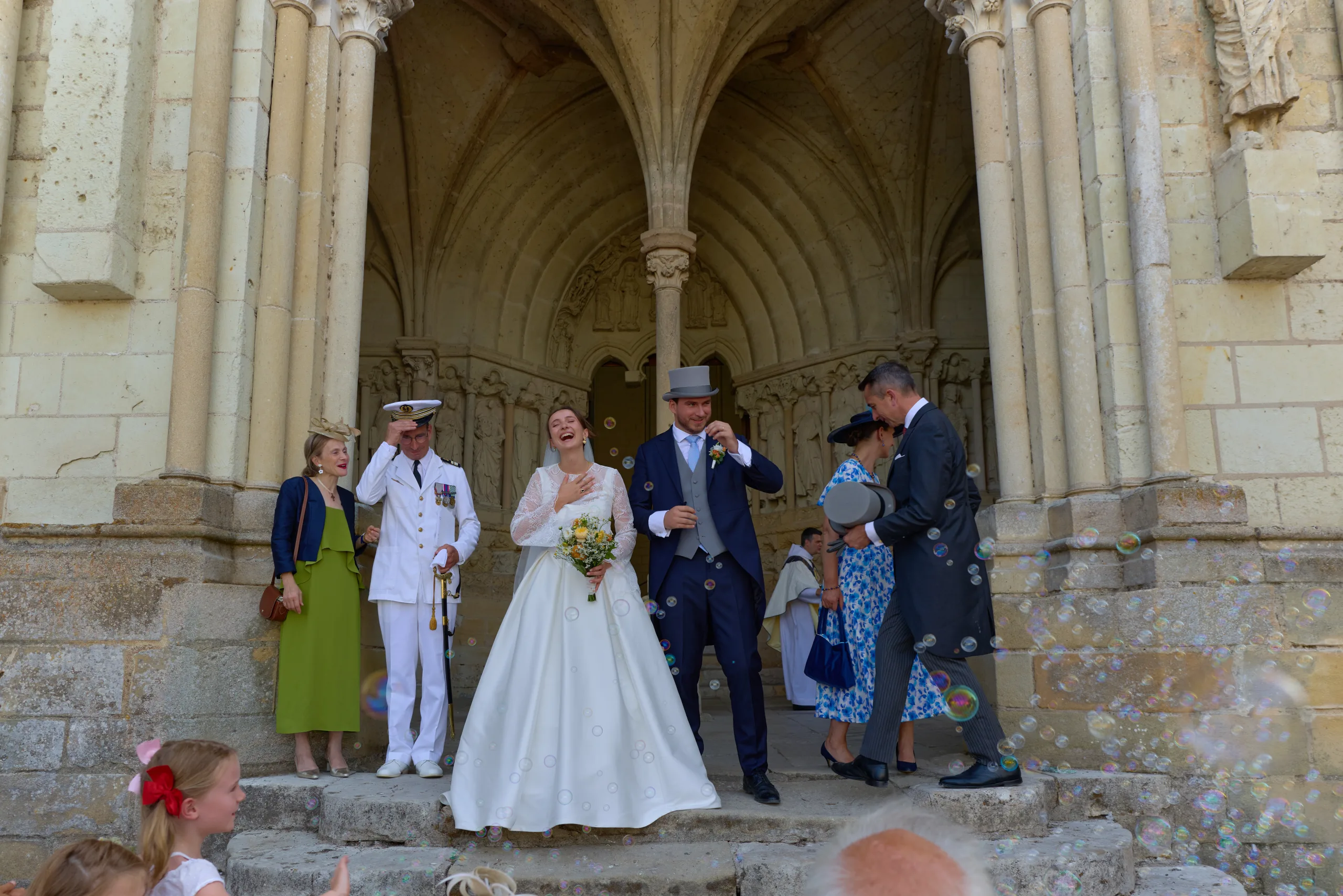 Photo de groupe sous le porche de l’église