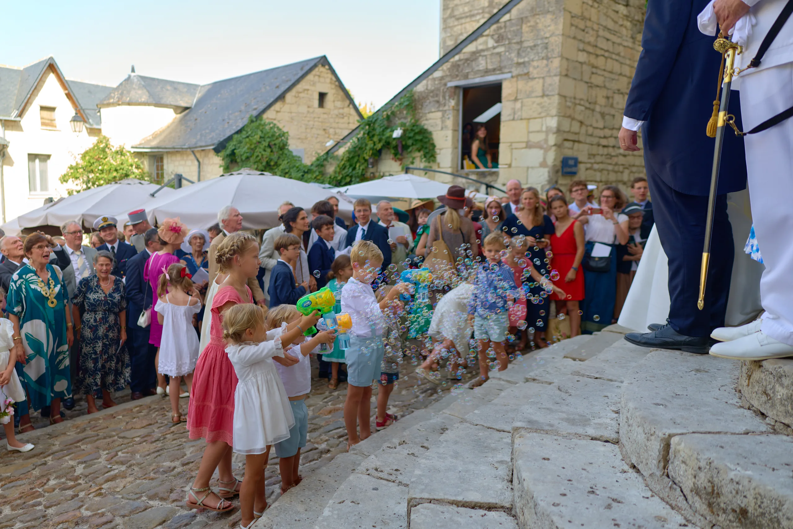 Des enfants font des bulles devant les invités