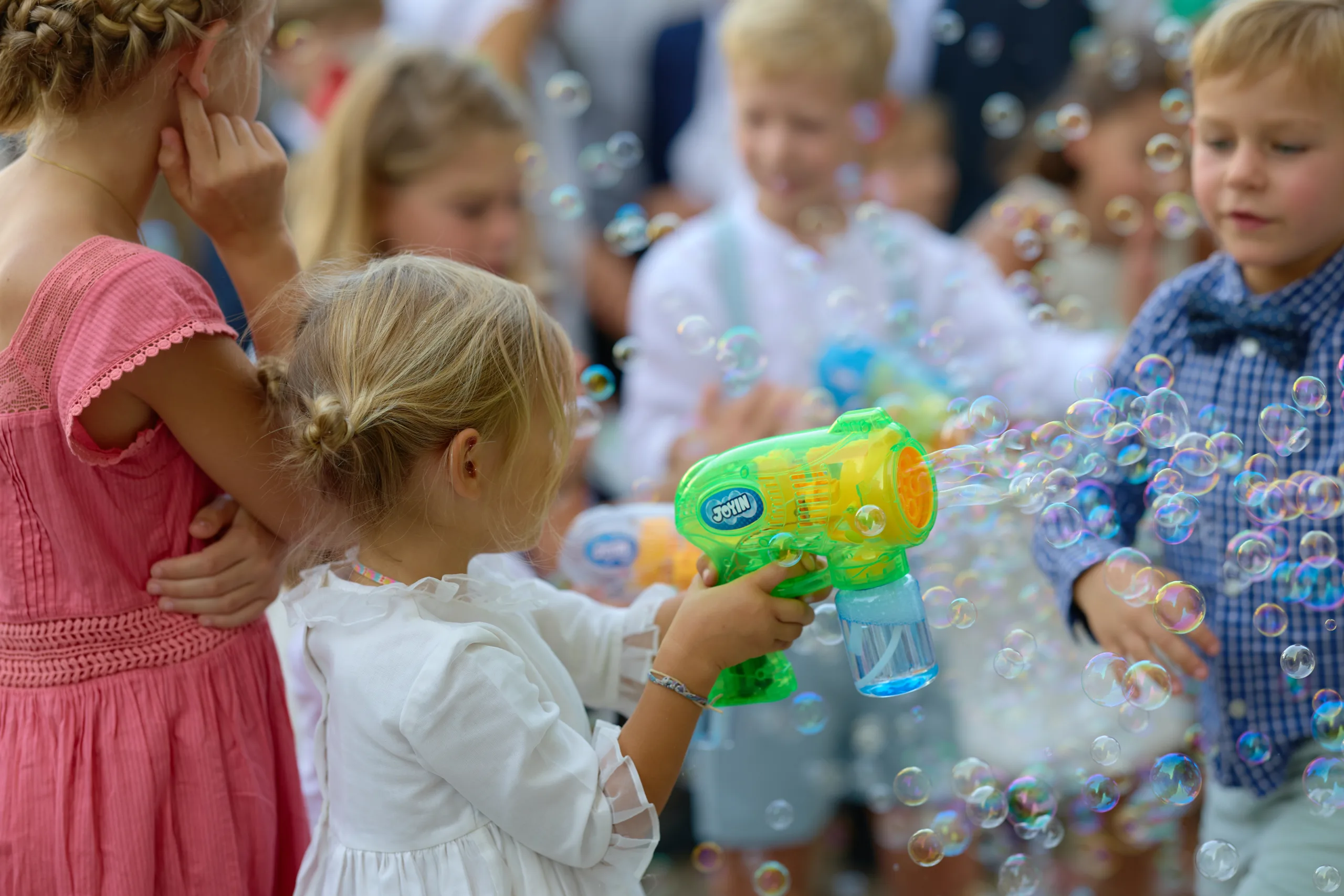 Des enfants jouent avec des bulles de savon
