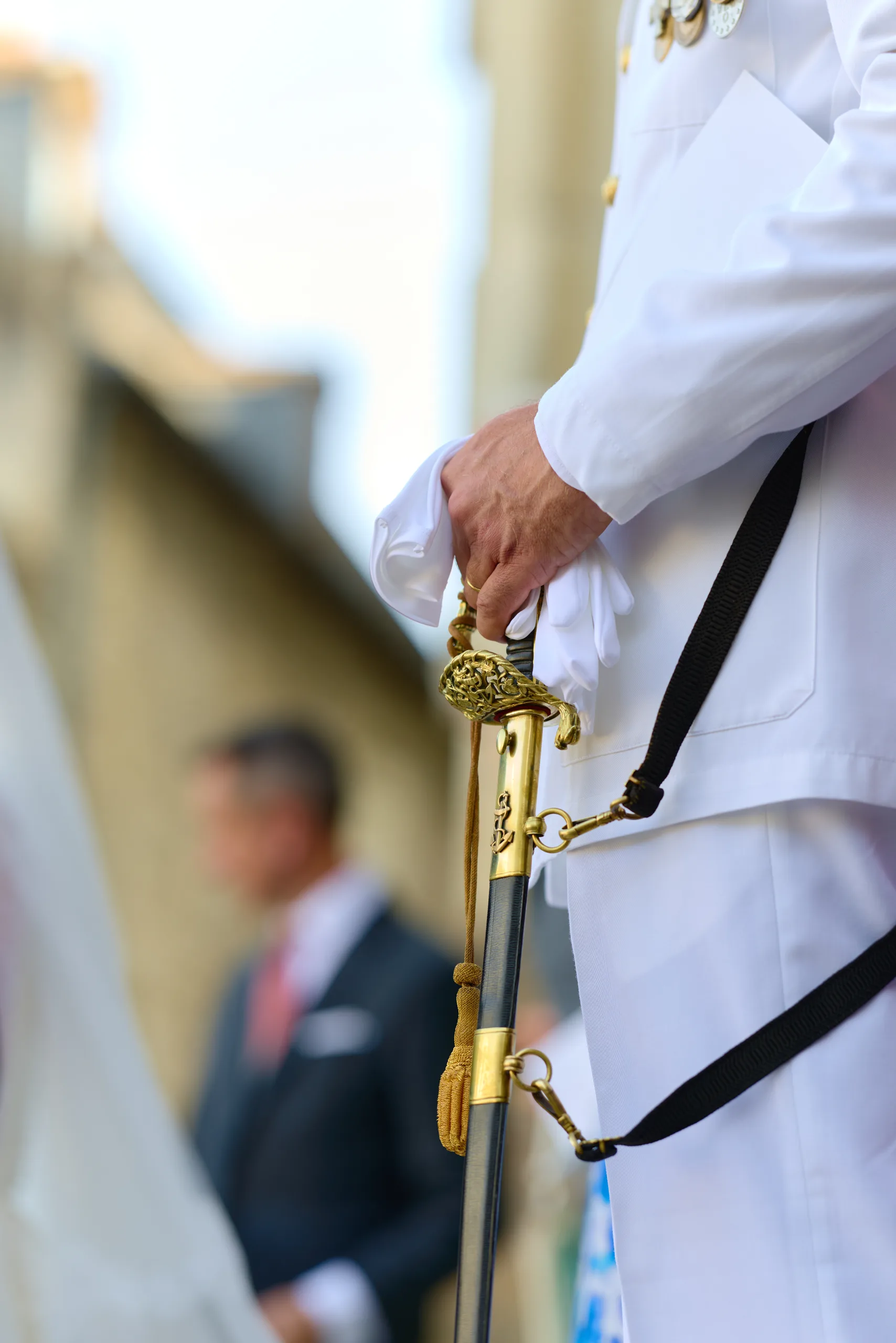Détail d’un sabre et d’un uniforme blanc