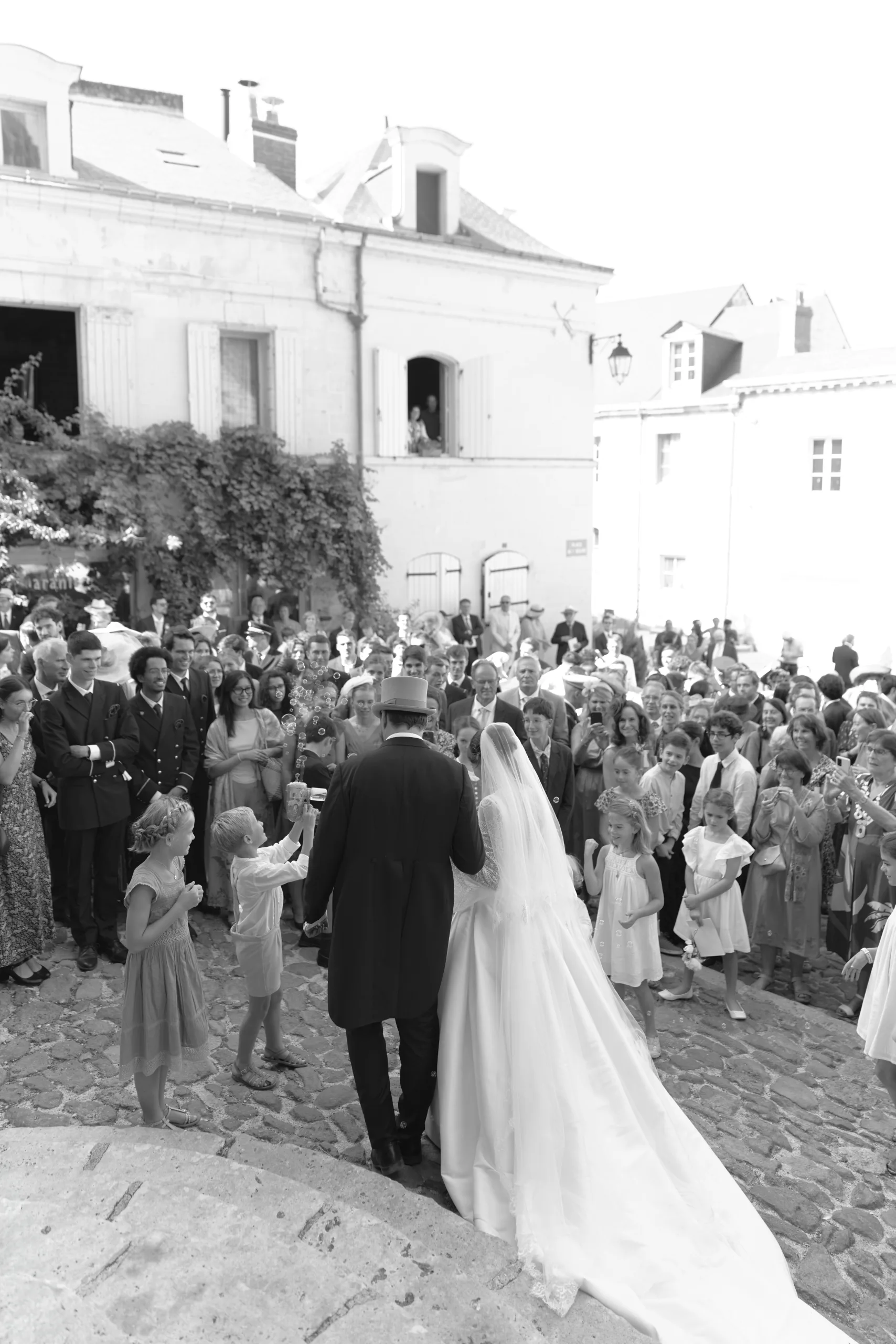 Les mariés devant les invités, en noir et blanc