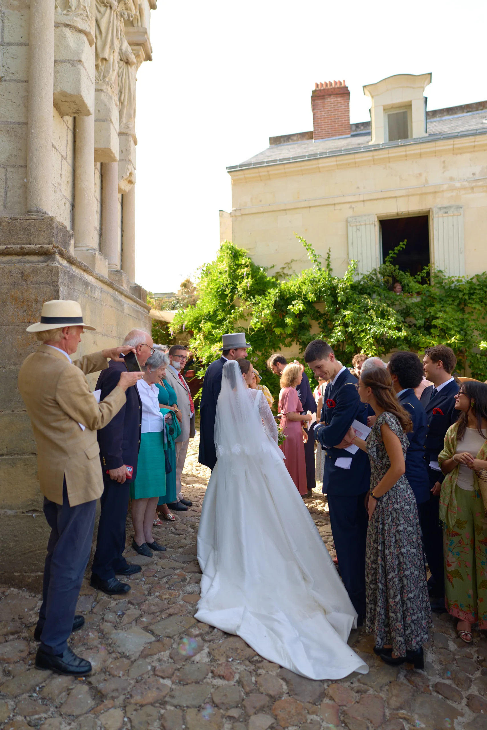 Les mariés parmi leurs invités devant l’église