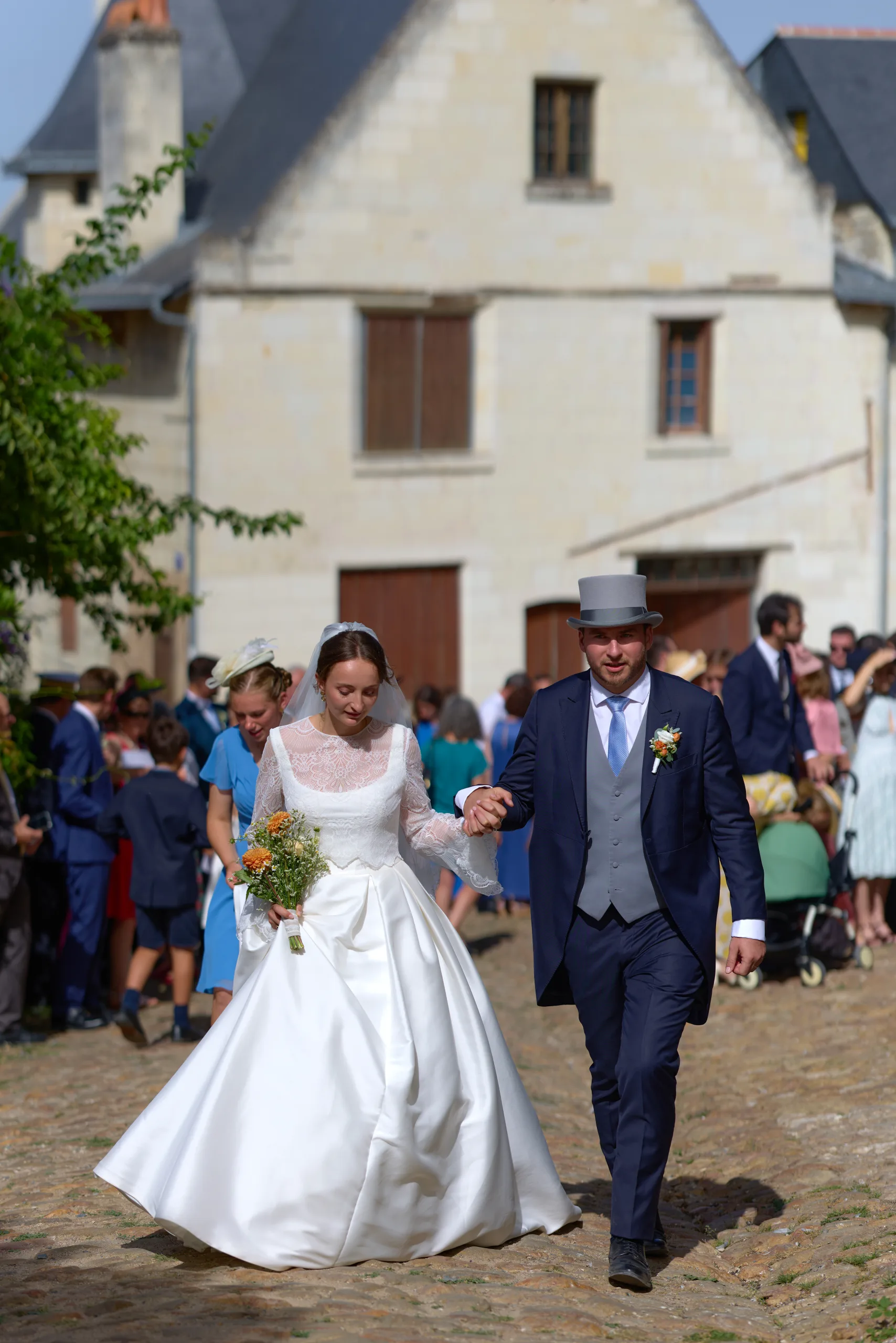 Les mariés marchent en se tenant la main