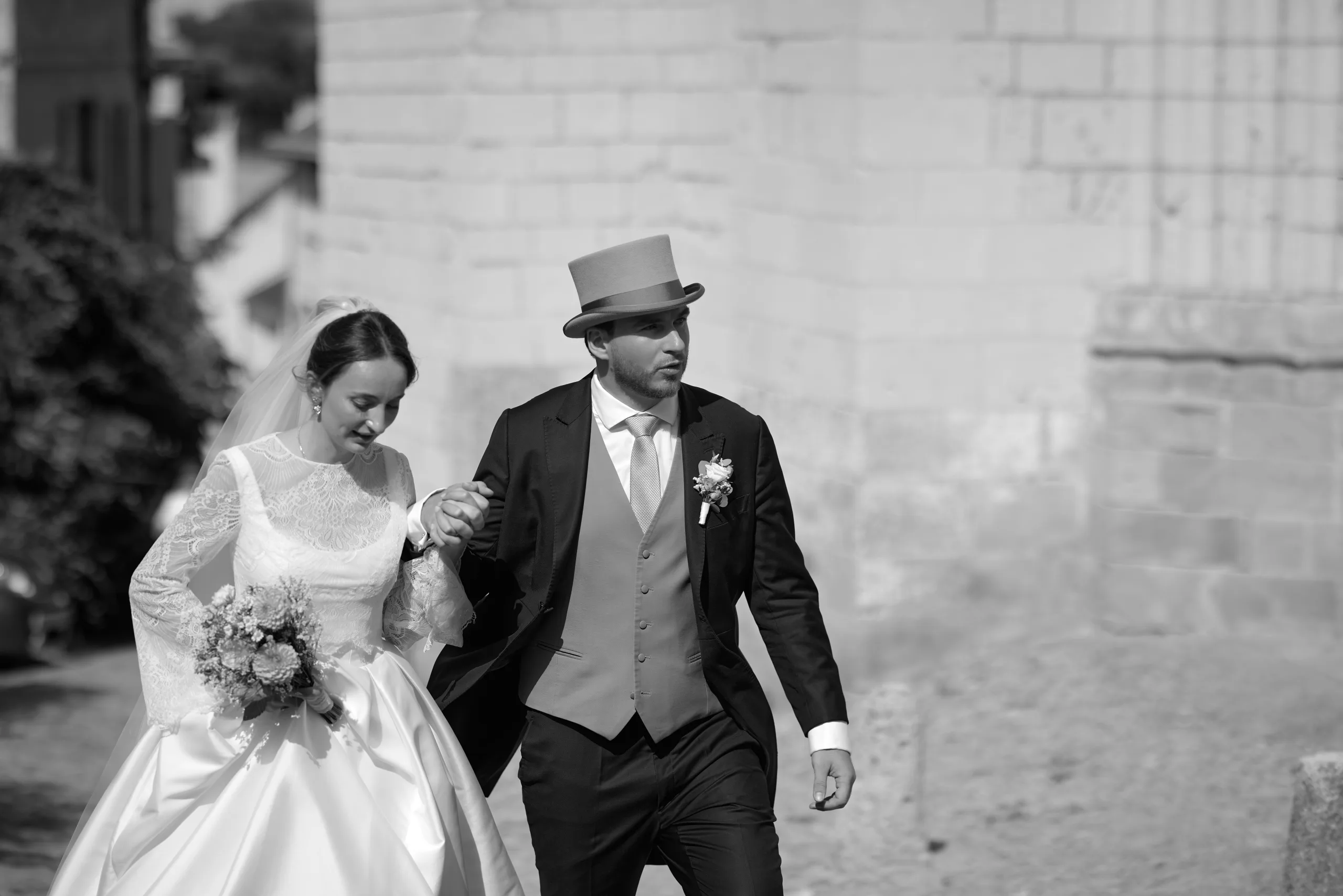 Les mariés marchent ensemble, en noir et blanc