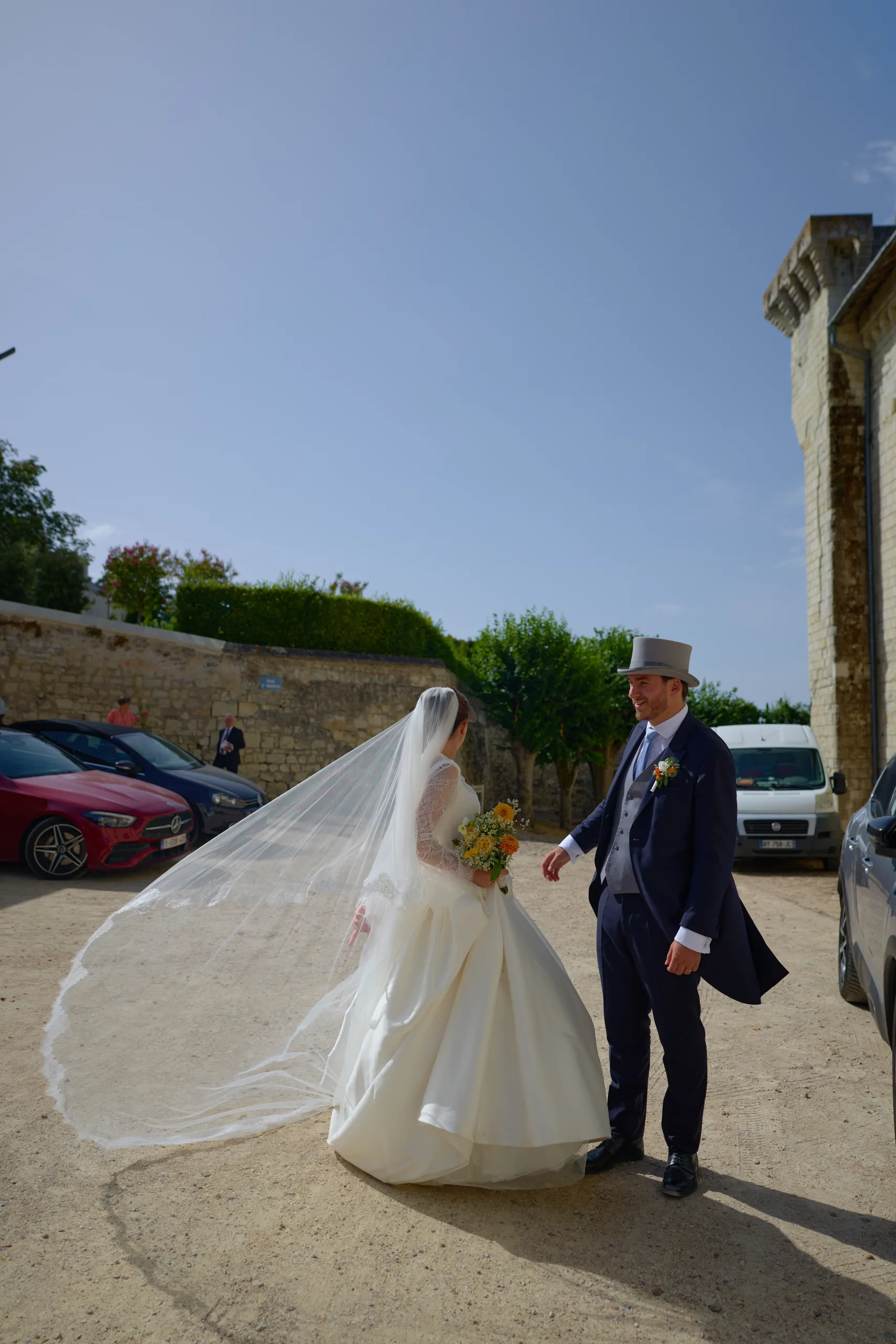 Le voile de la mariée se déploie près du marié