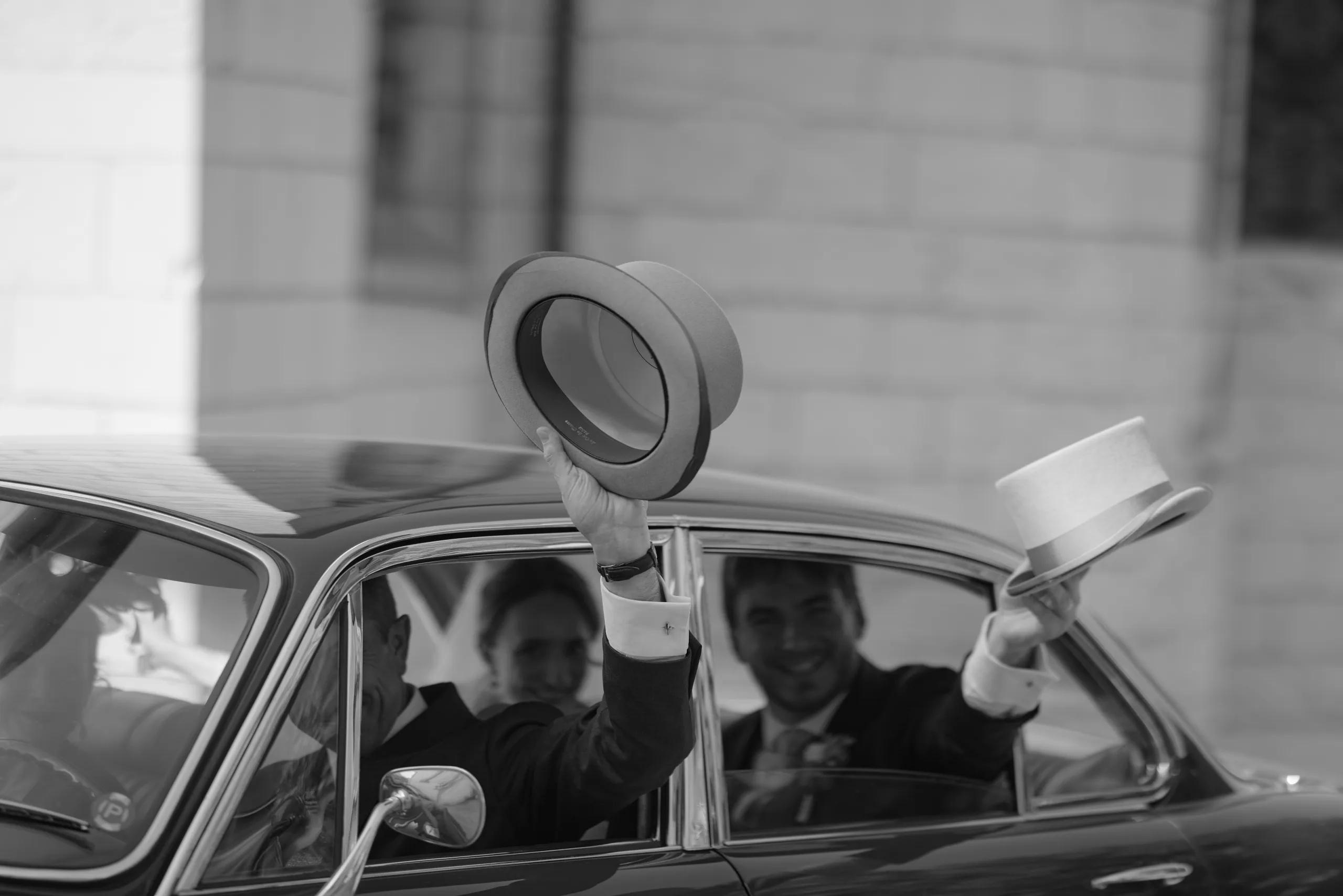 Deux hommes dans une voiture, en noir et blanc