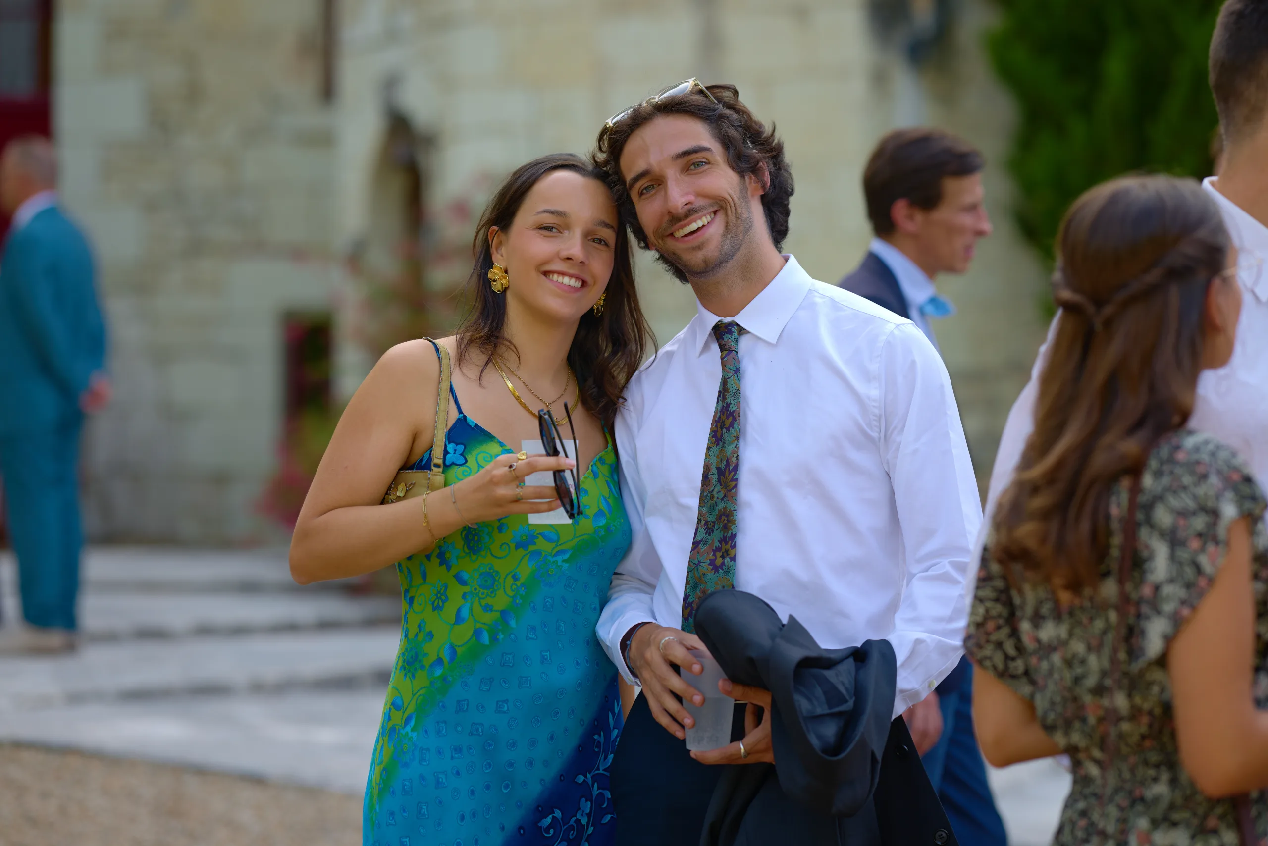 Deux invités sourient pendant la réception