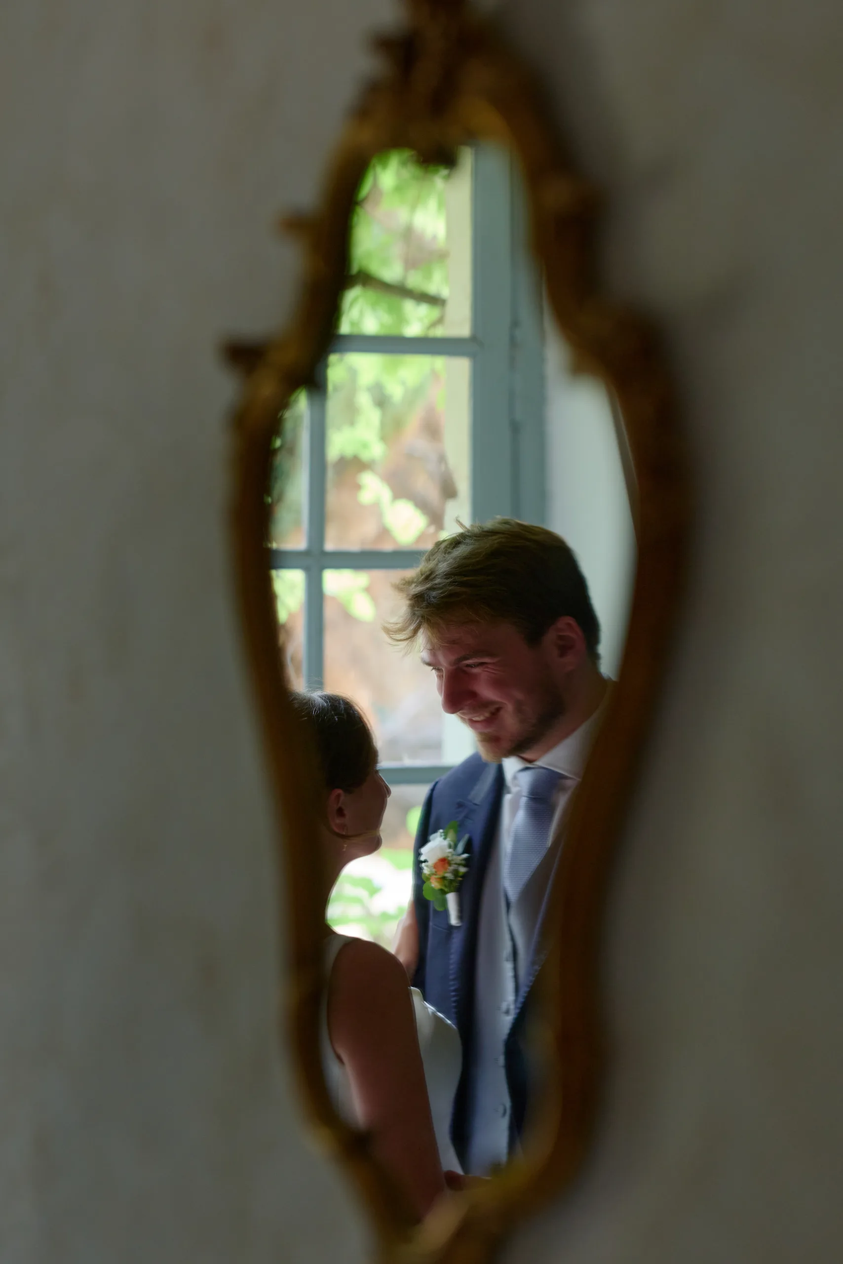 Reflet du marié dans un miroir doré