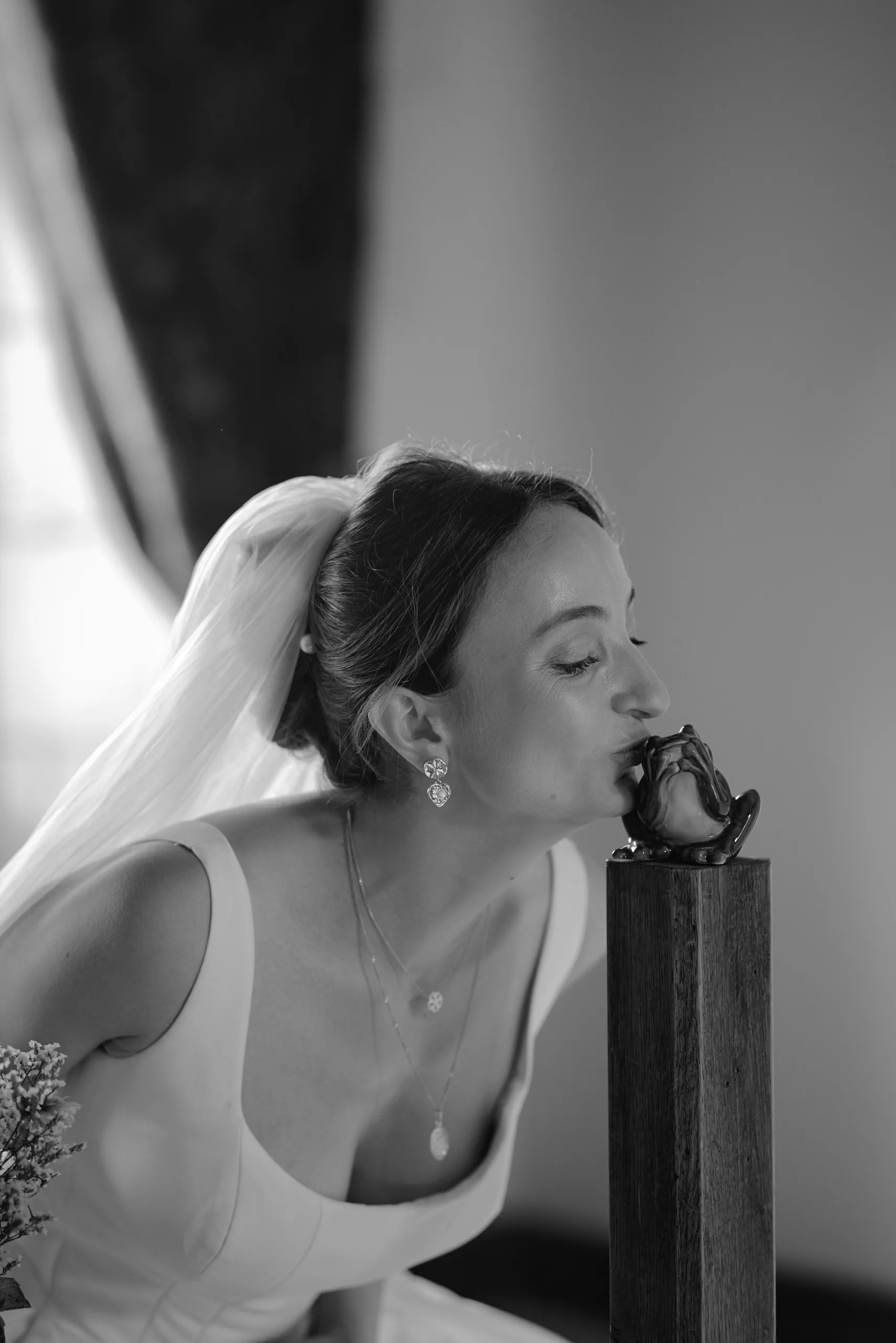 La mariée près d’une fenêtre, en noir et blanc
