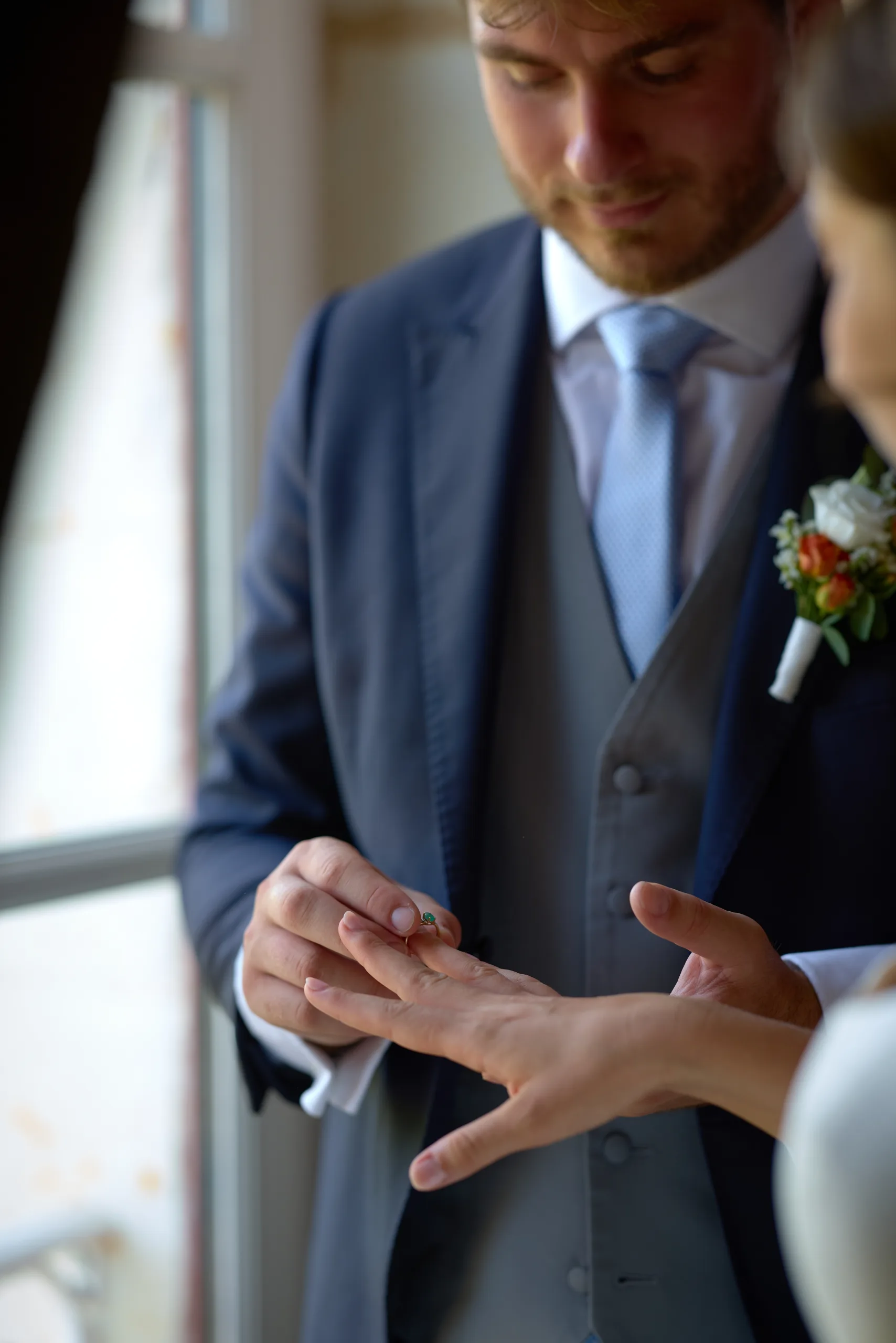 Le marié passe une bague au doigt de la mariée