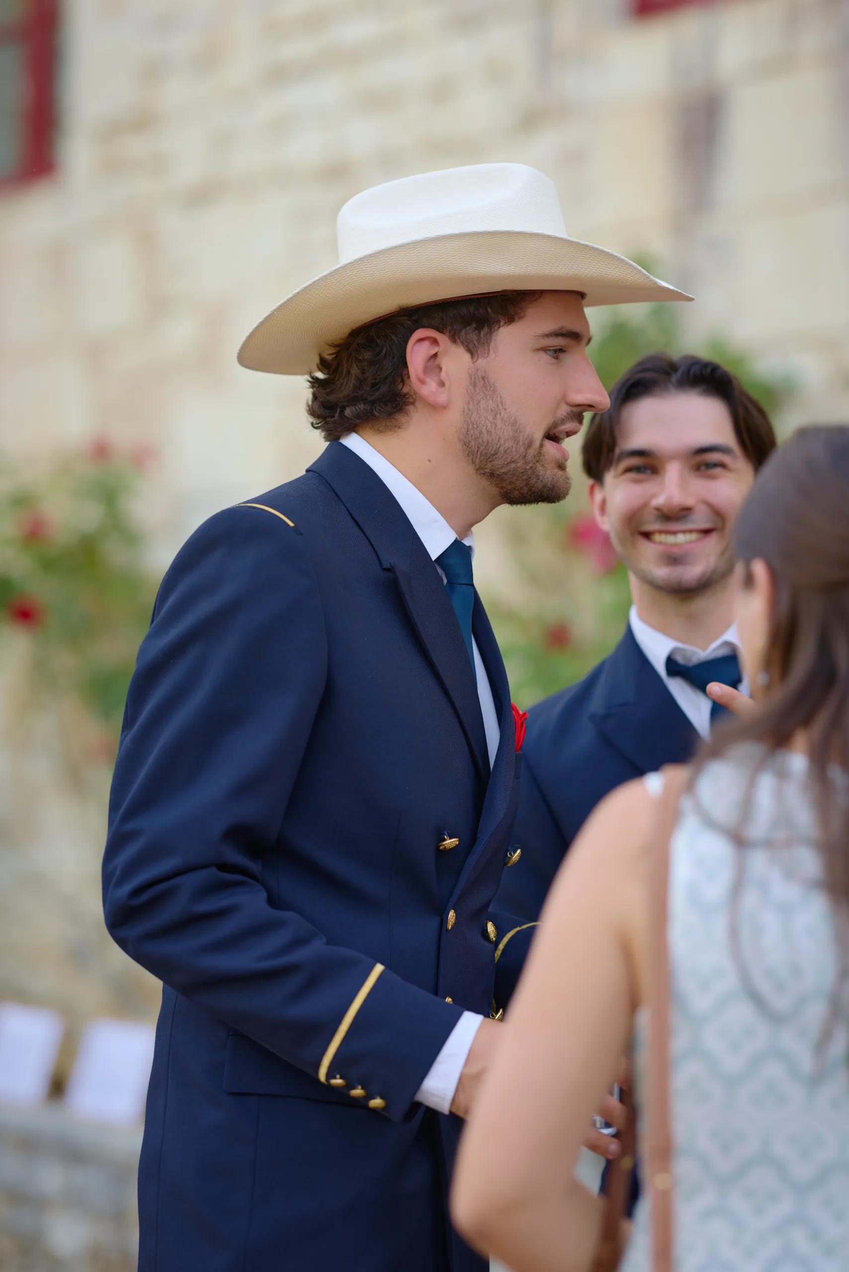 Un invité en chapeau de paille pendant la réception