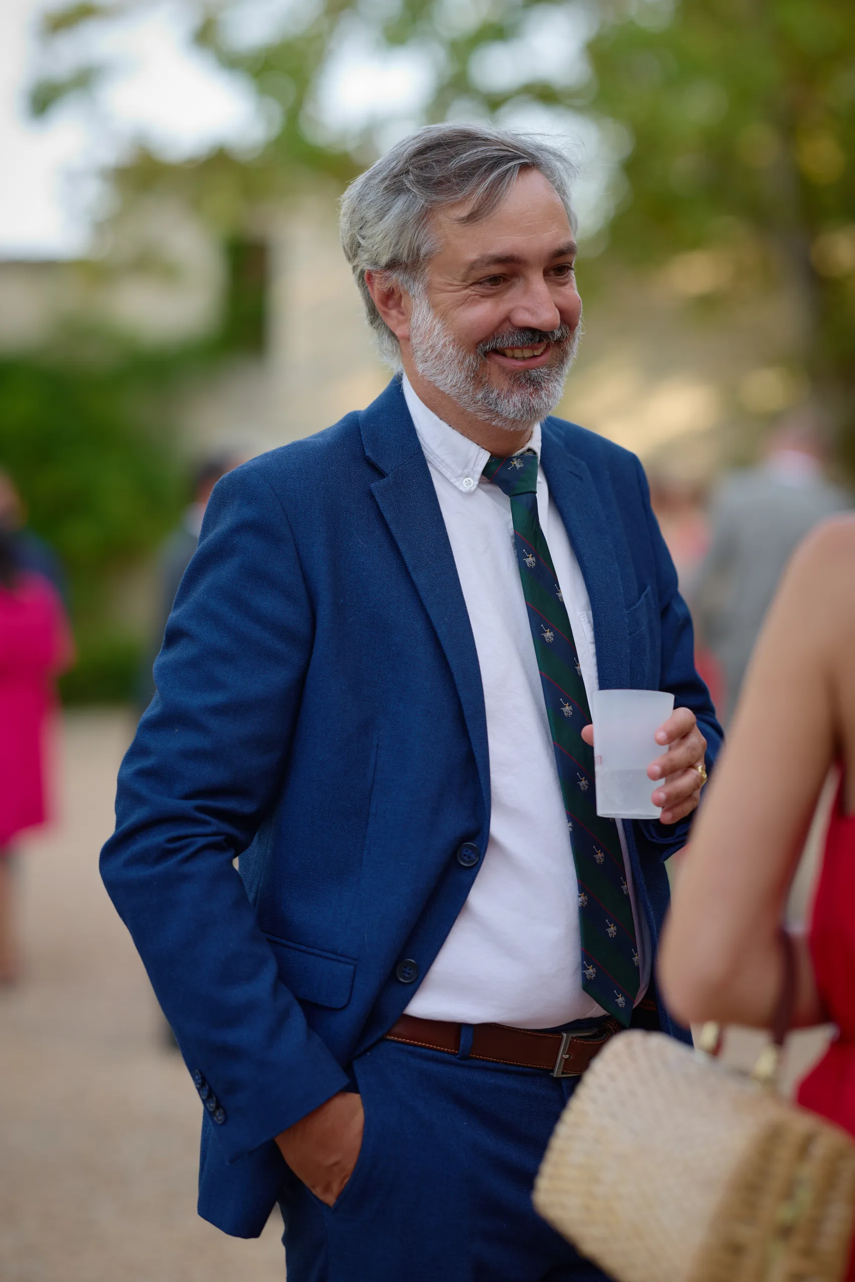 Un invité en costume bleu pendant la réception