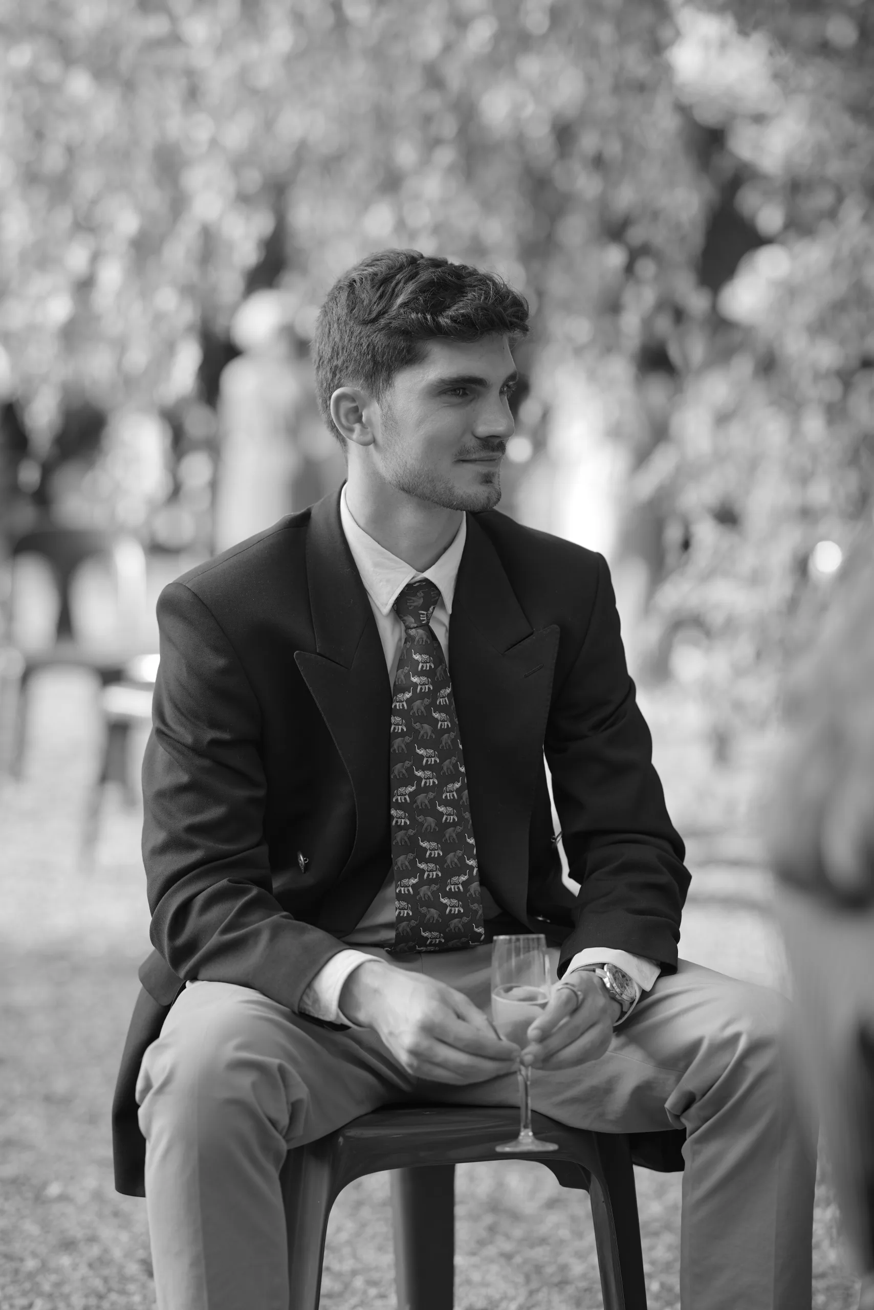 Un invité assis dans le jardin, en noir et blanc