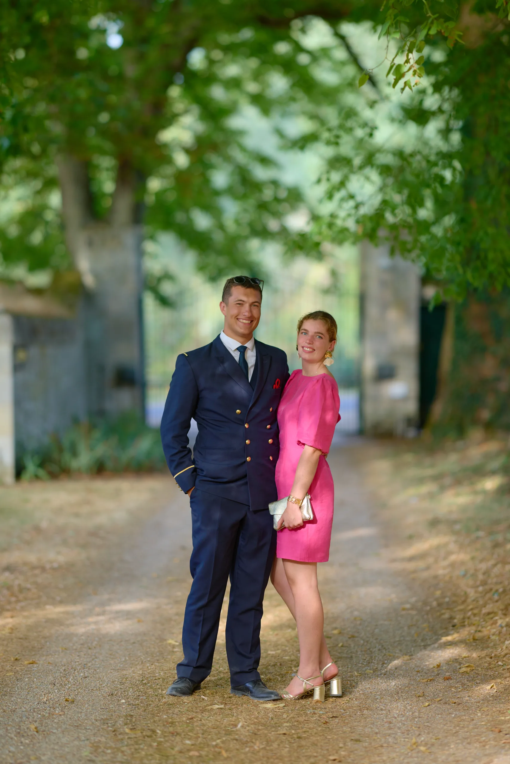 Un homme et une femme posent dans le jardin