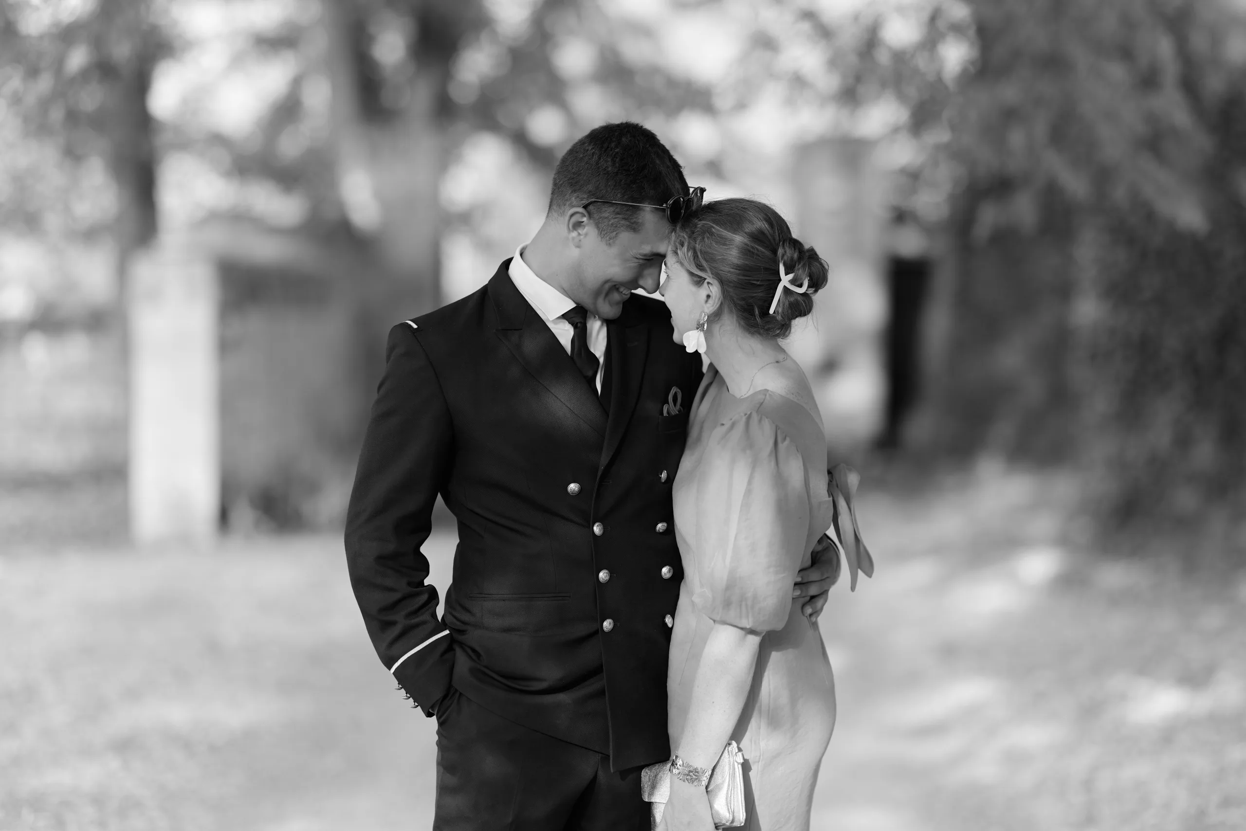 Un couple se rapproche dans le jardin, en noir et blanc