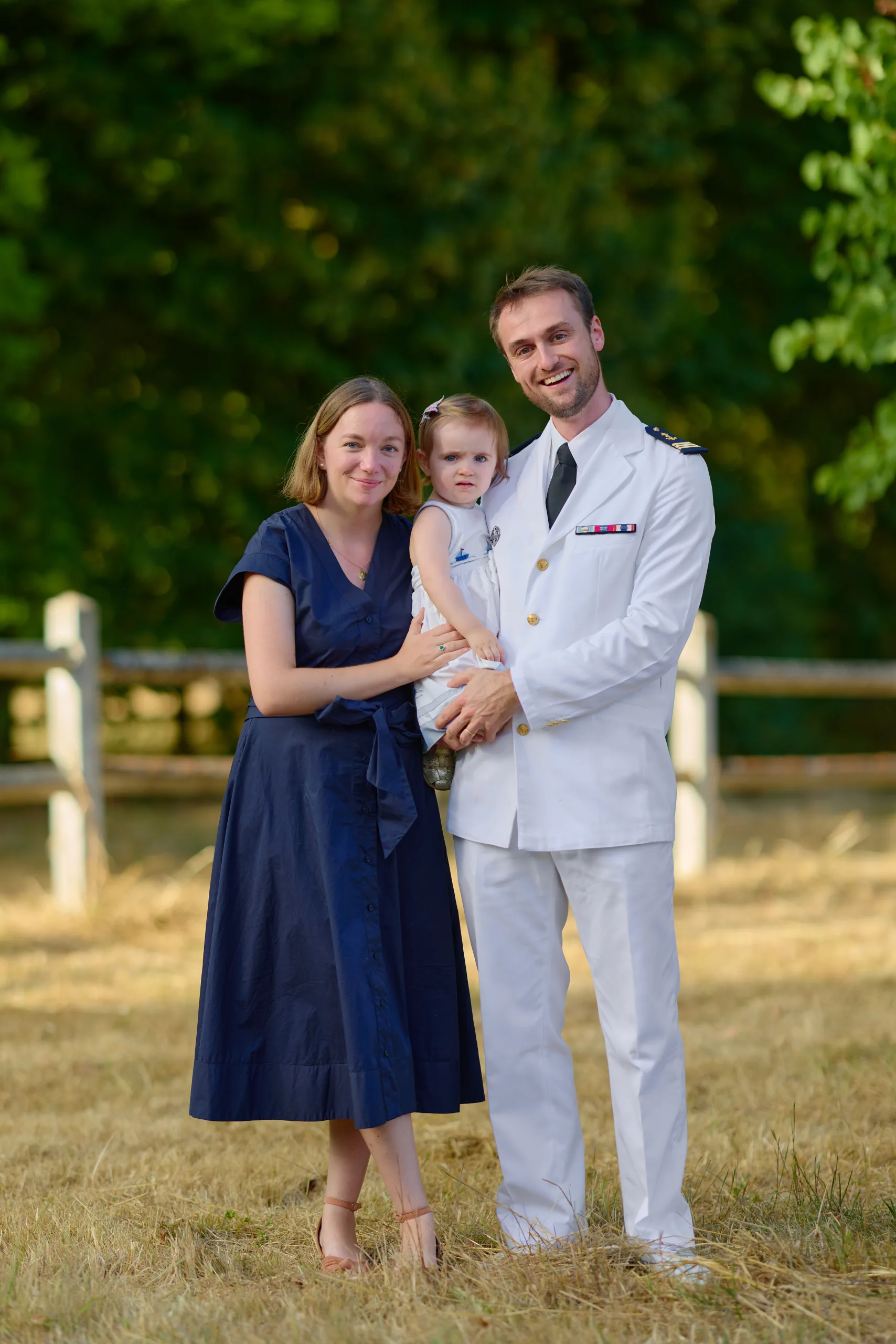 Un couple avec un bébé dans le jardin