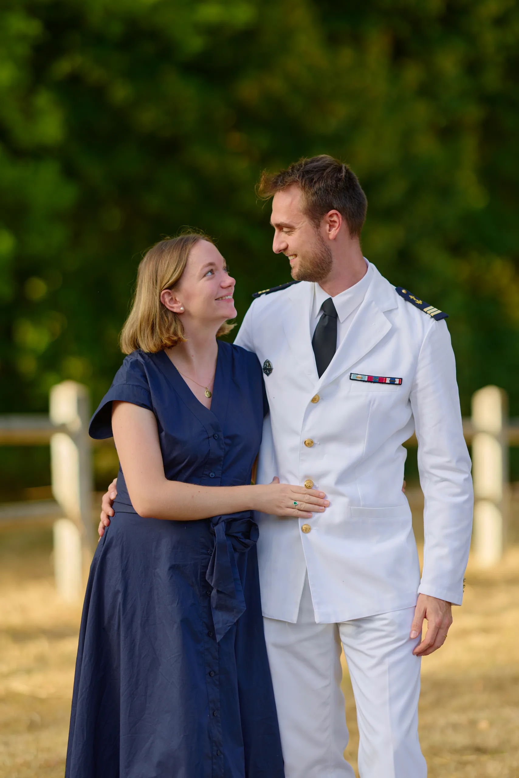 Un homme et une femme se regardent dans le jardin