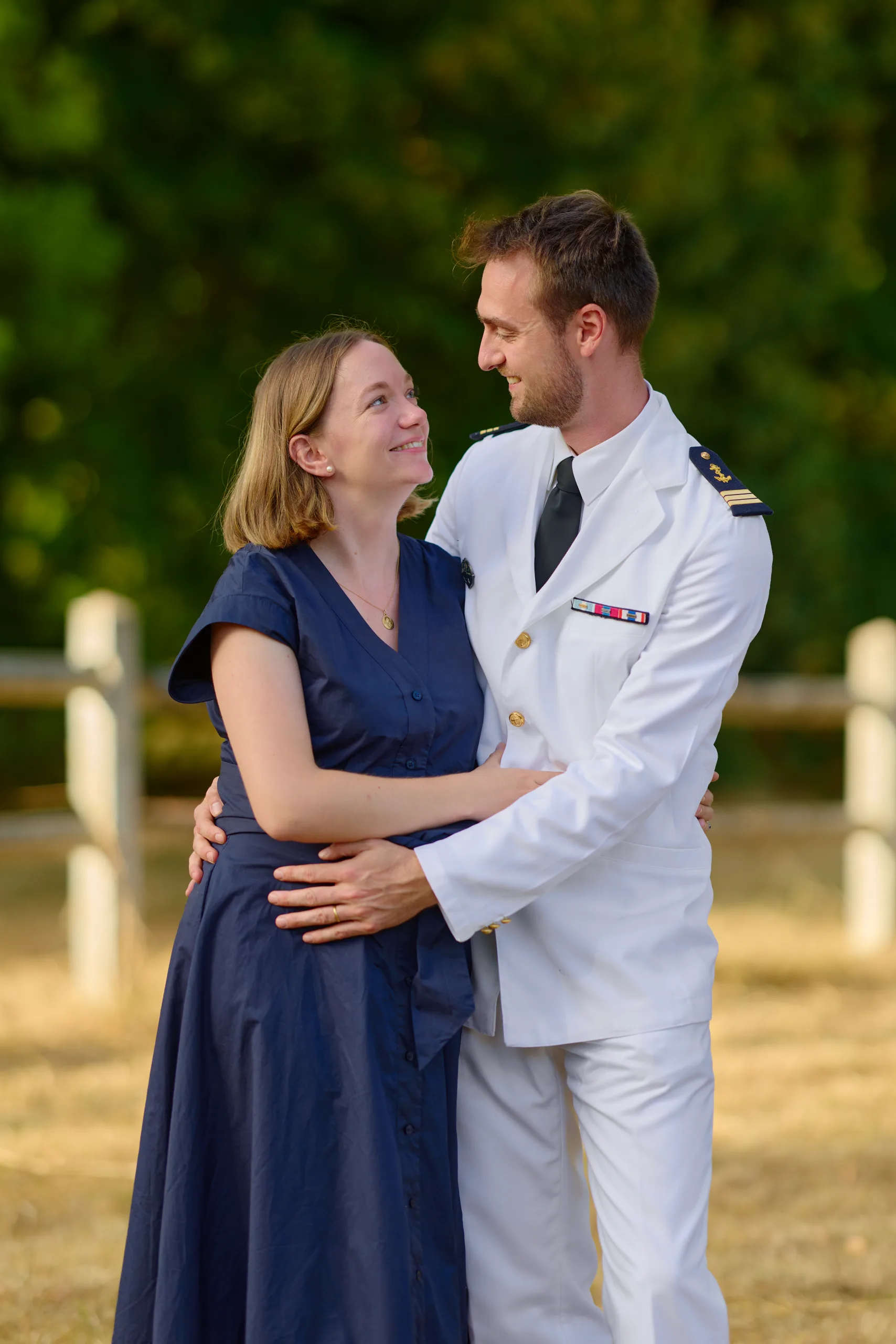 Un couple se tient face à face dans le jardin