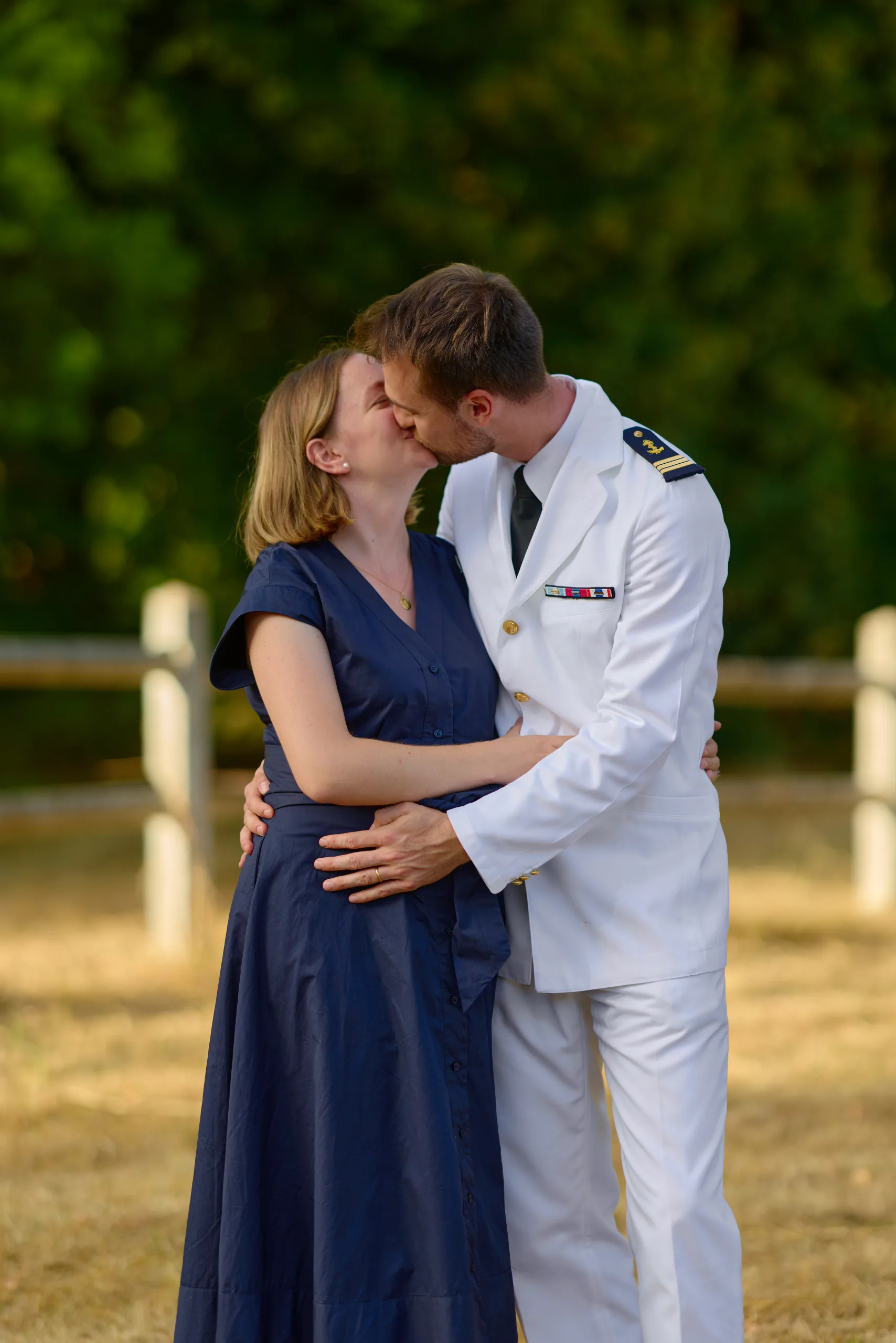 Un couple s’embrasse dans le jardin