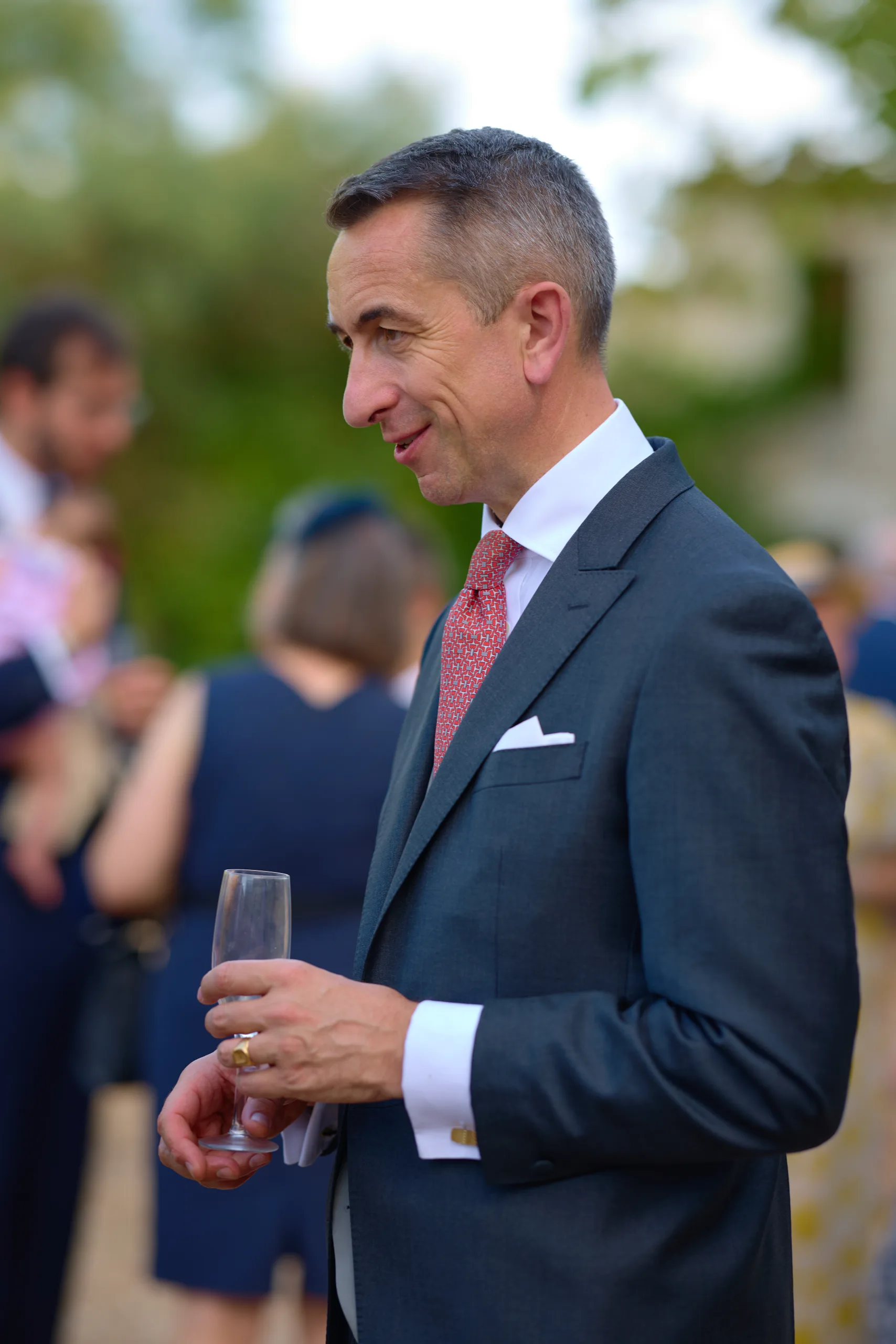 Un invité tient un verre pendant la réception