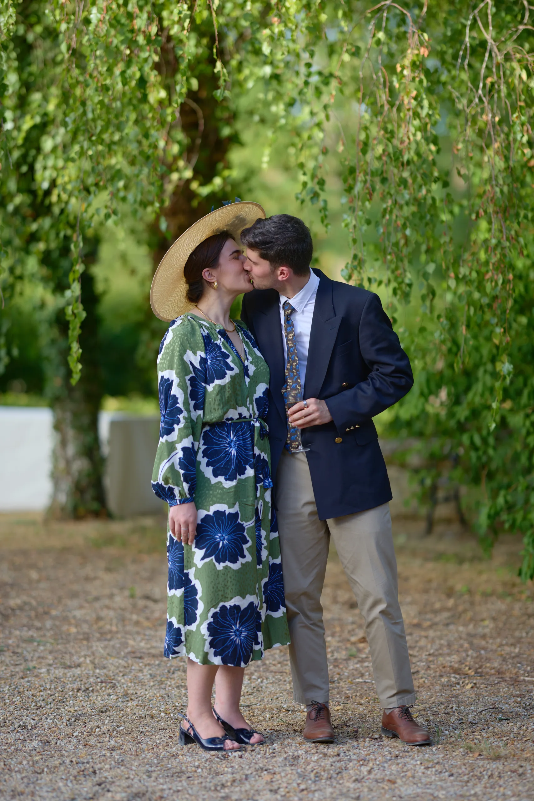 Un couple s’embrasse pendant la réception dans le jardin