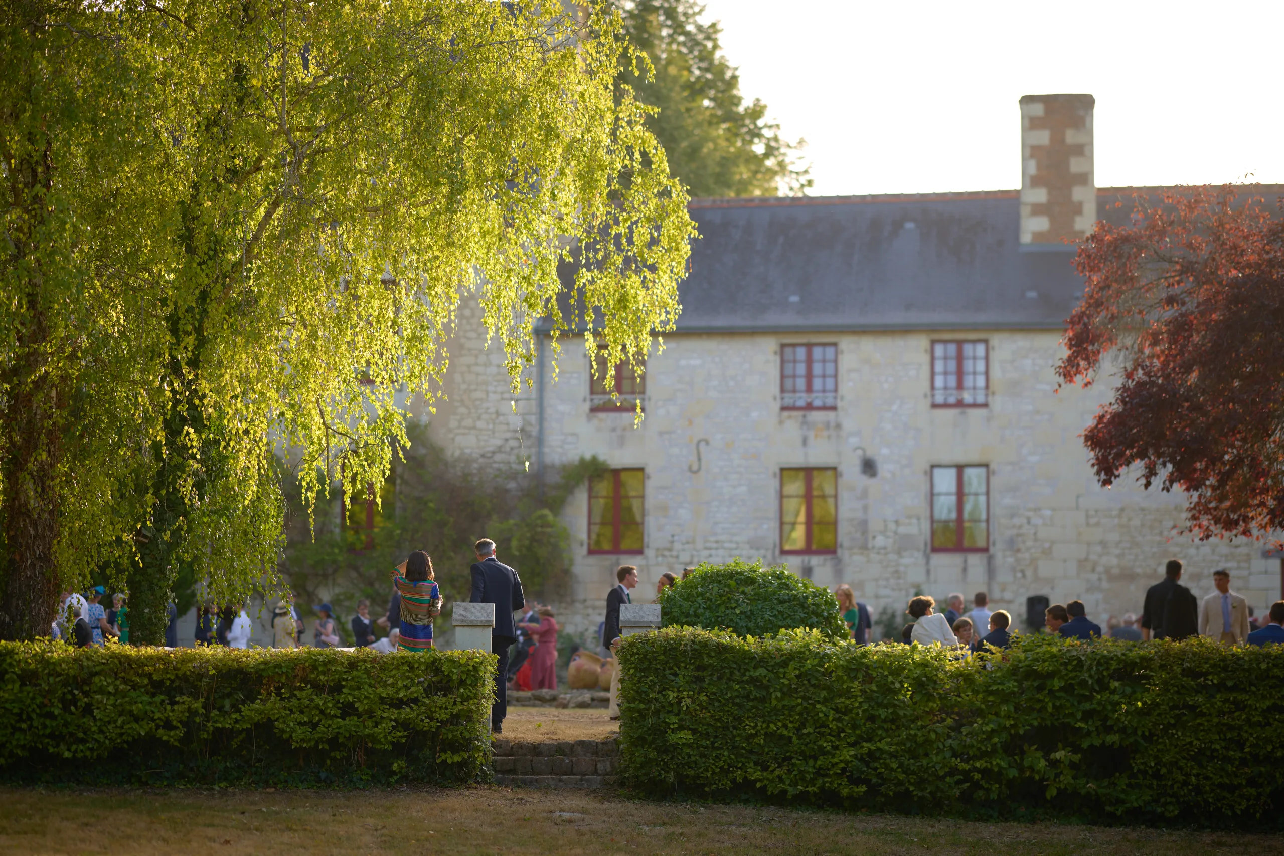 La façade du manoir et ses arbres pendant la réception