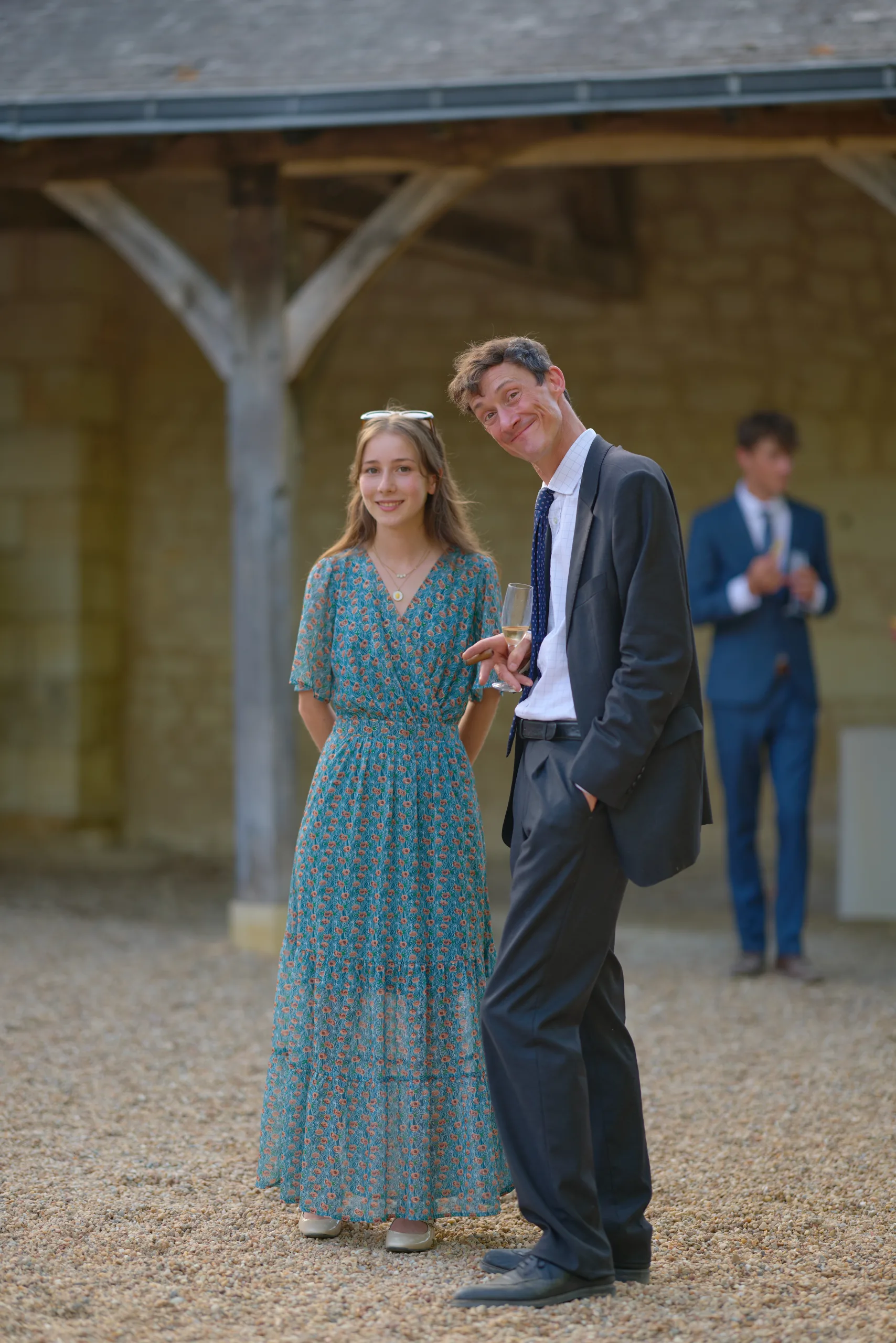 Un homme et une femme posent dans la cour