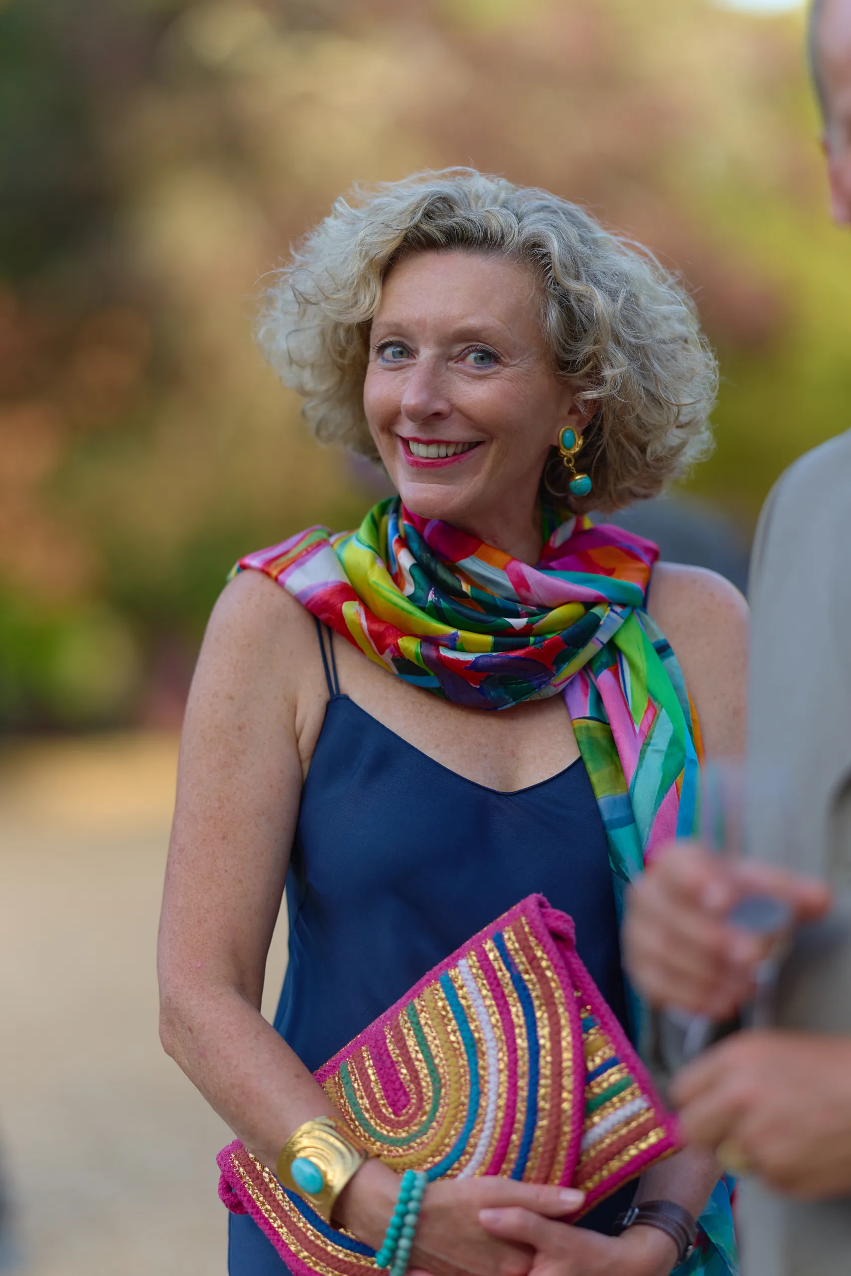 Une invitée portant un foulard coloré pendant la réception