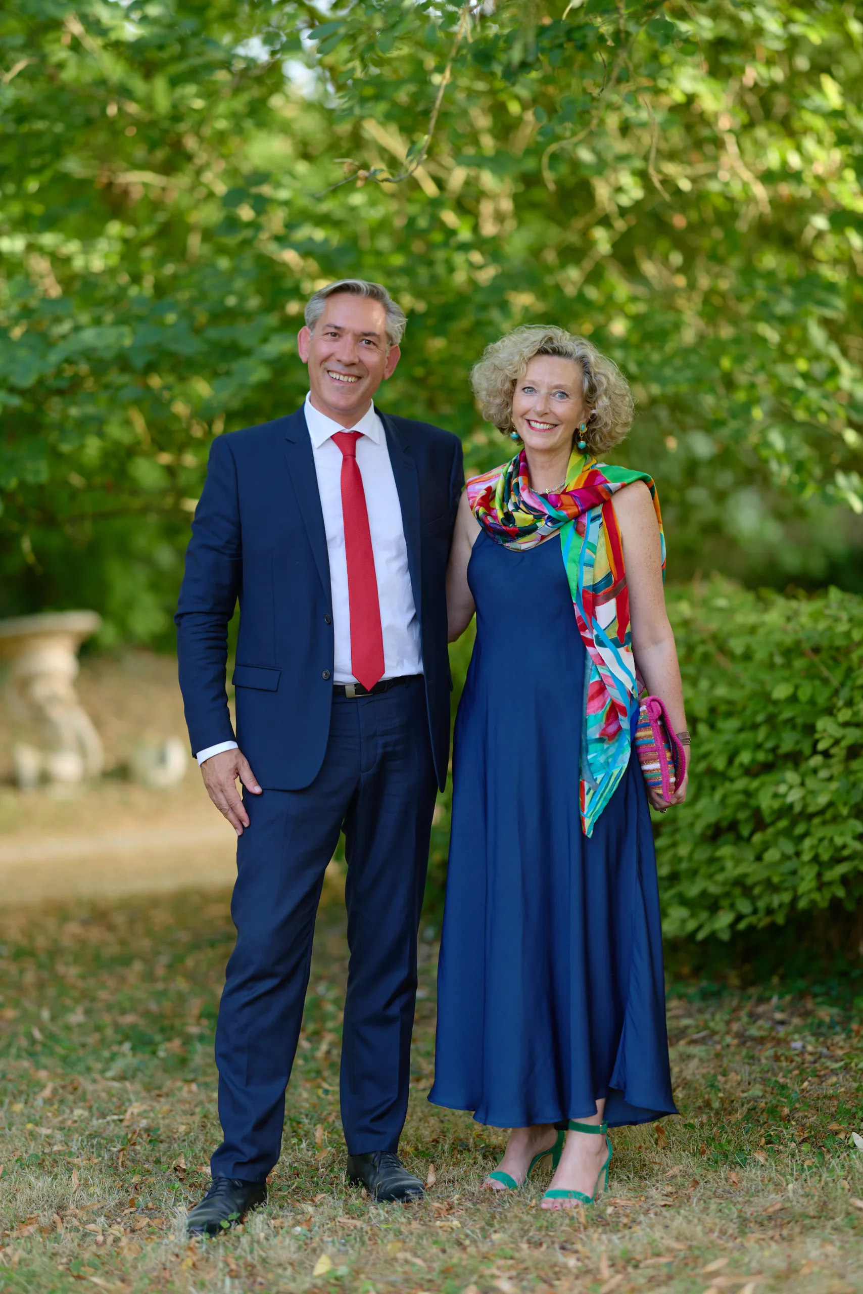 Un homme et une femme posent dans le jardin