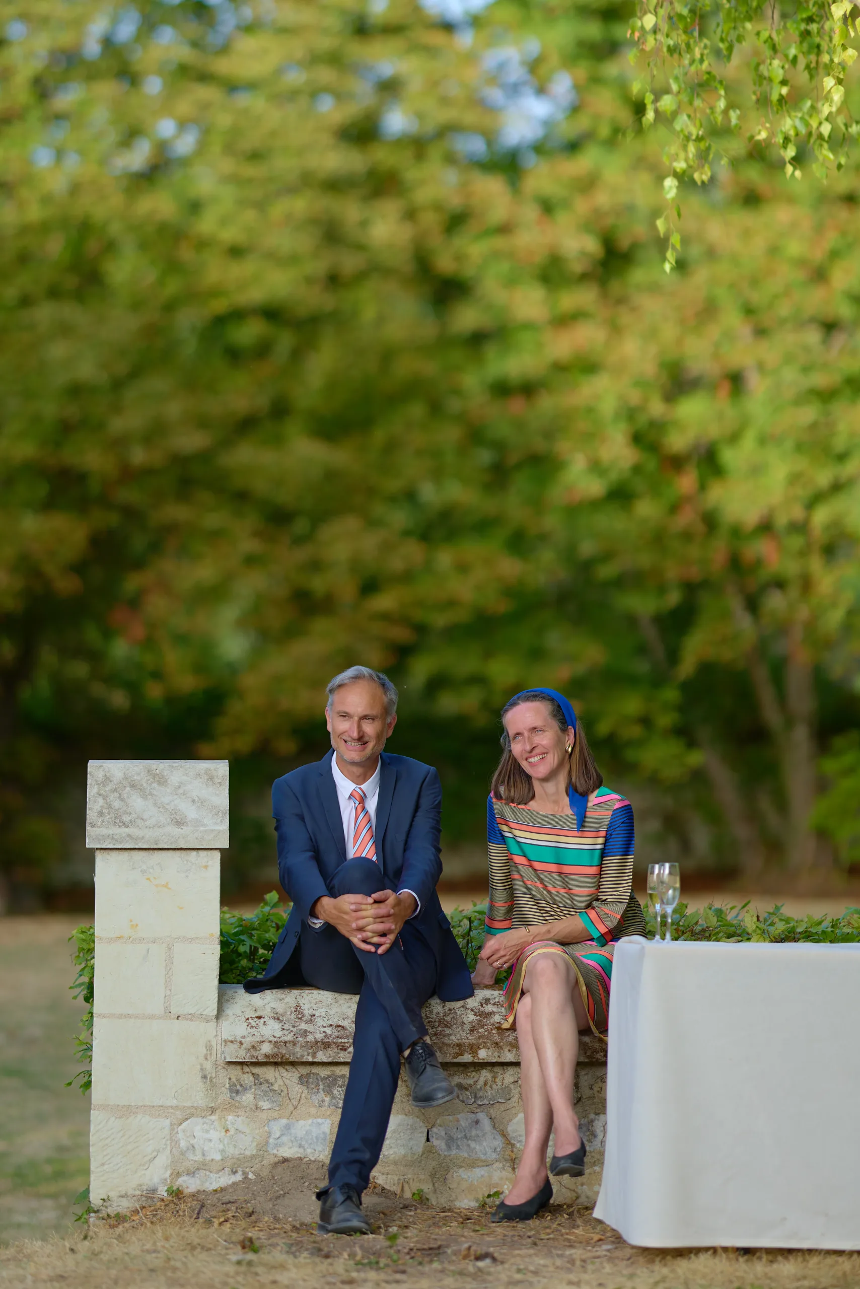 Deux invités assis dans le jardin près d’une table