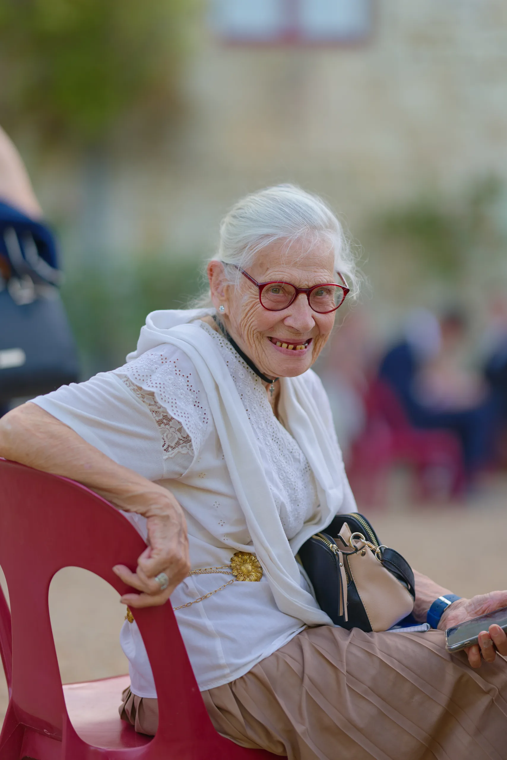 Une invitée aux cheveux blancs assise dans le jardin