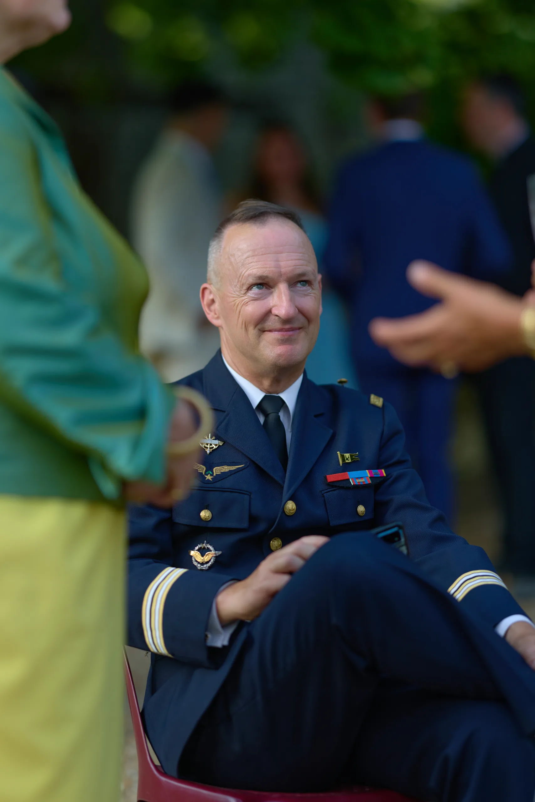 Un invité en uniforme militaire assis pendant la réception