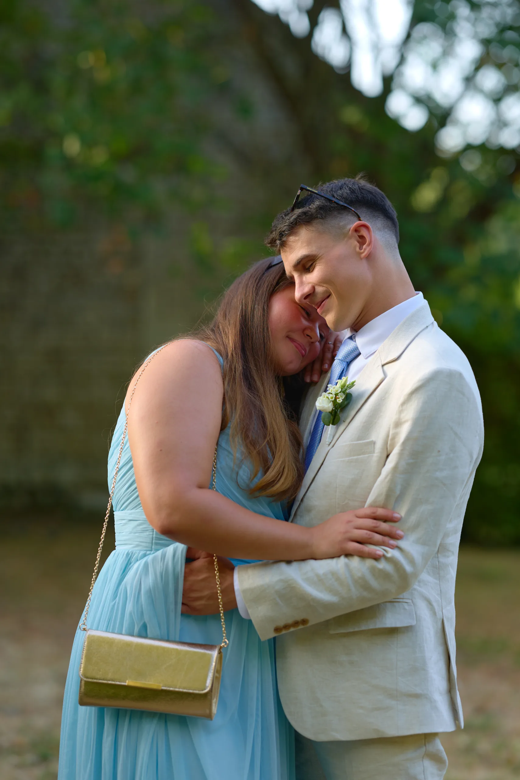 Un couple enlacé dans le jardin