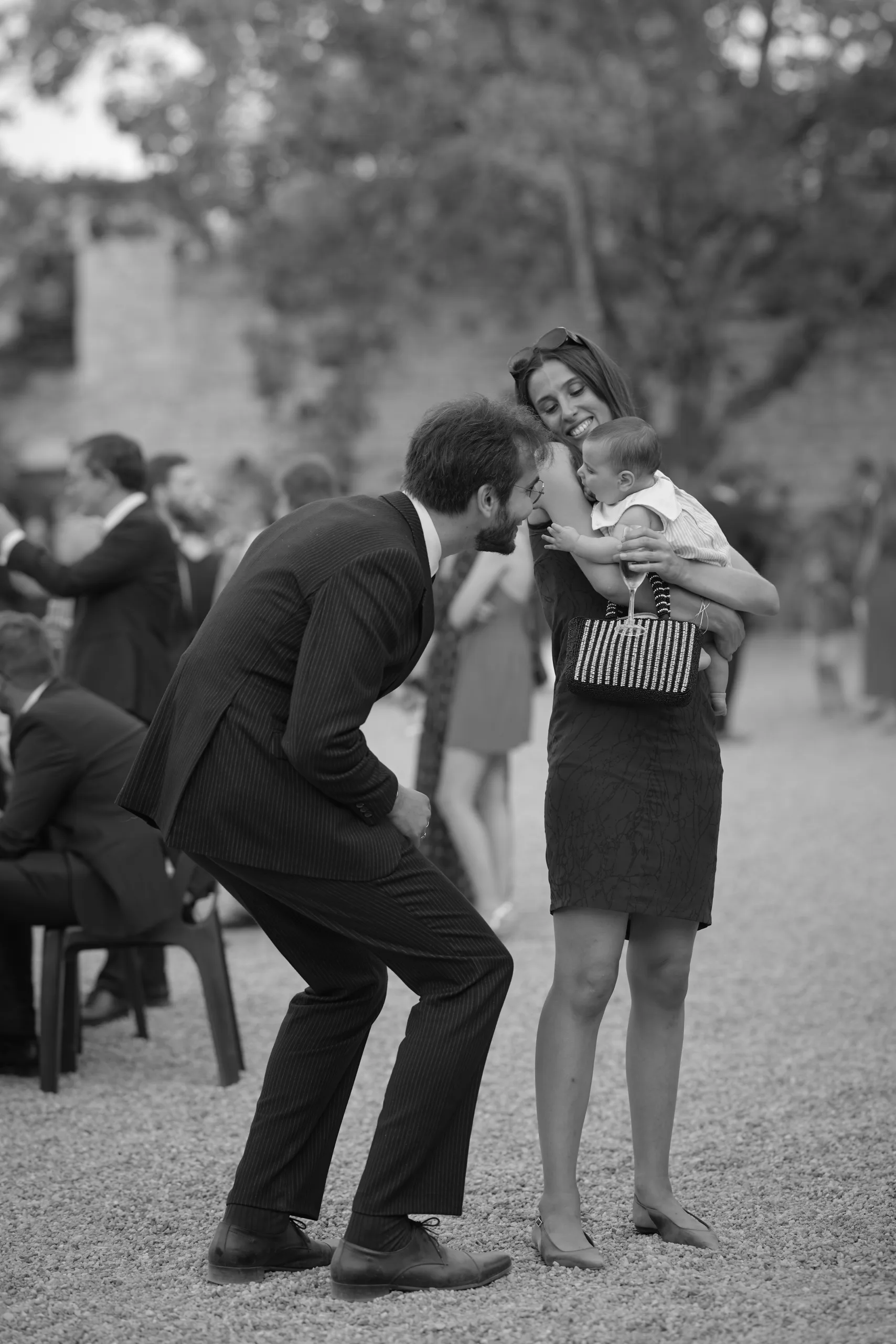 Un homme et une femme dans le jardin, en noir et blanc