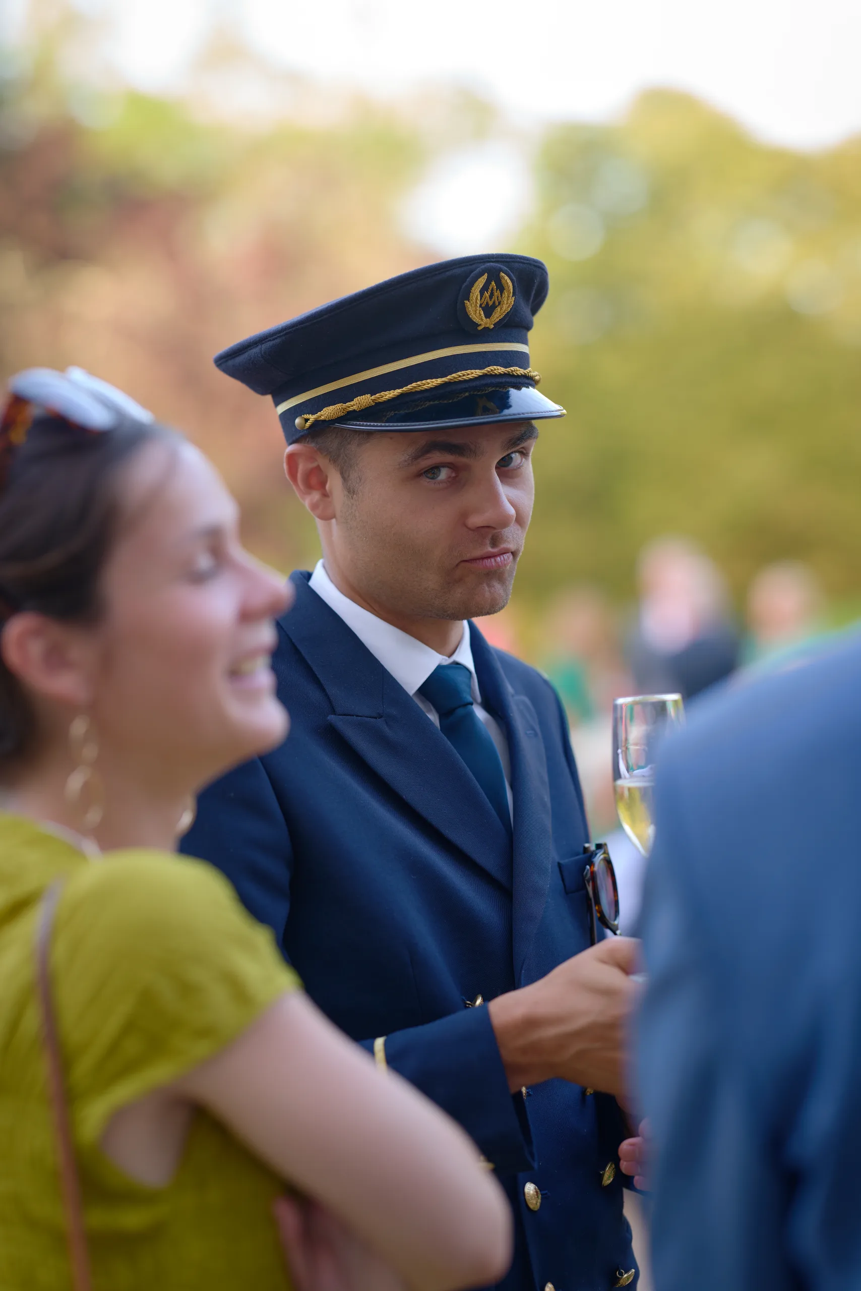 Un invité en uniforme militaire pendant la réception