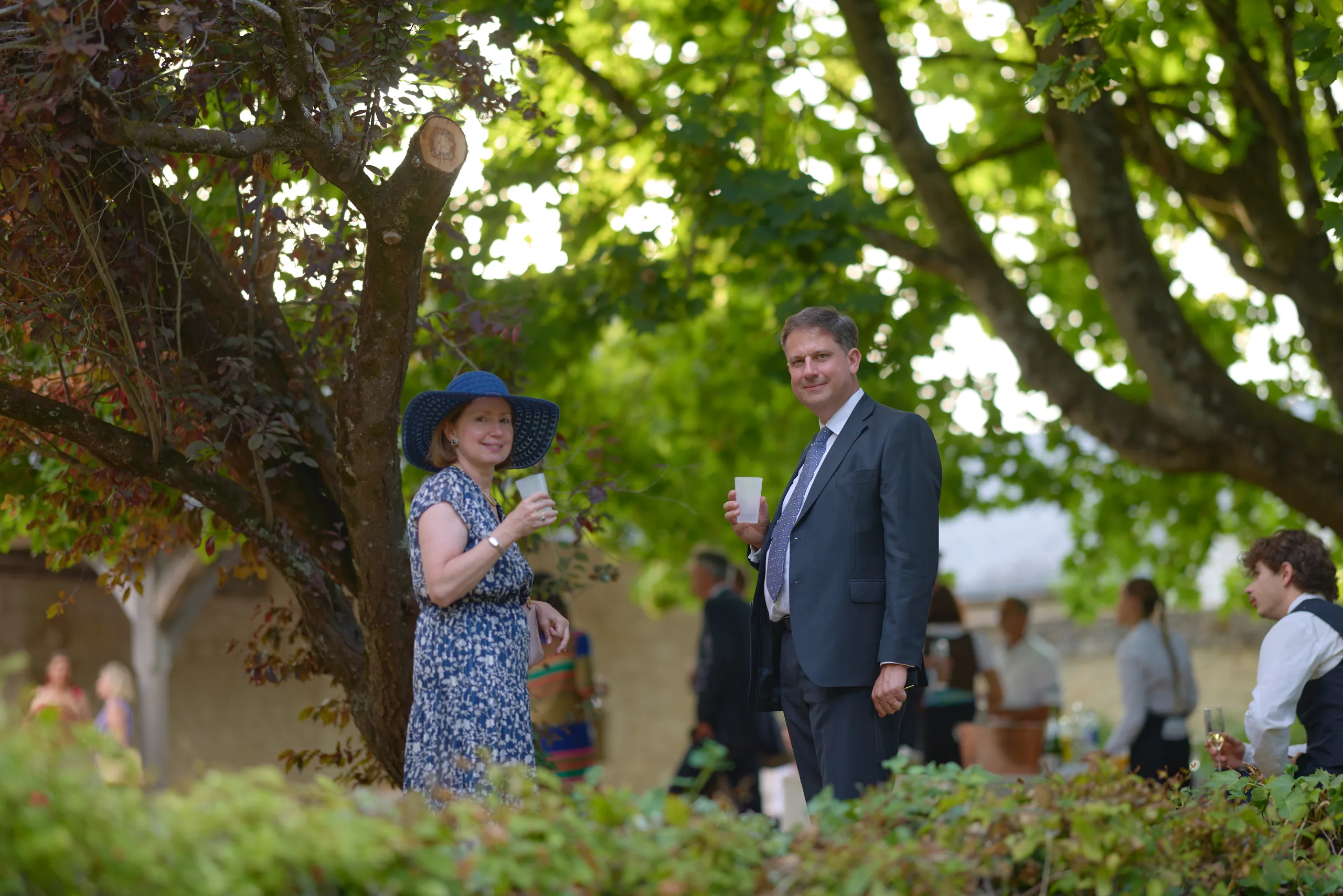 Deux invités debout dans le jardin pendant la réception