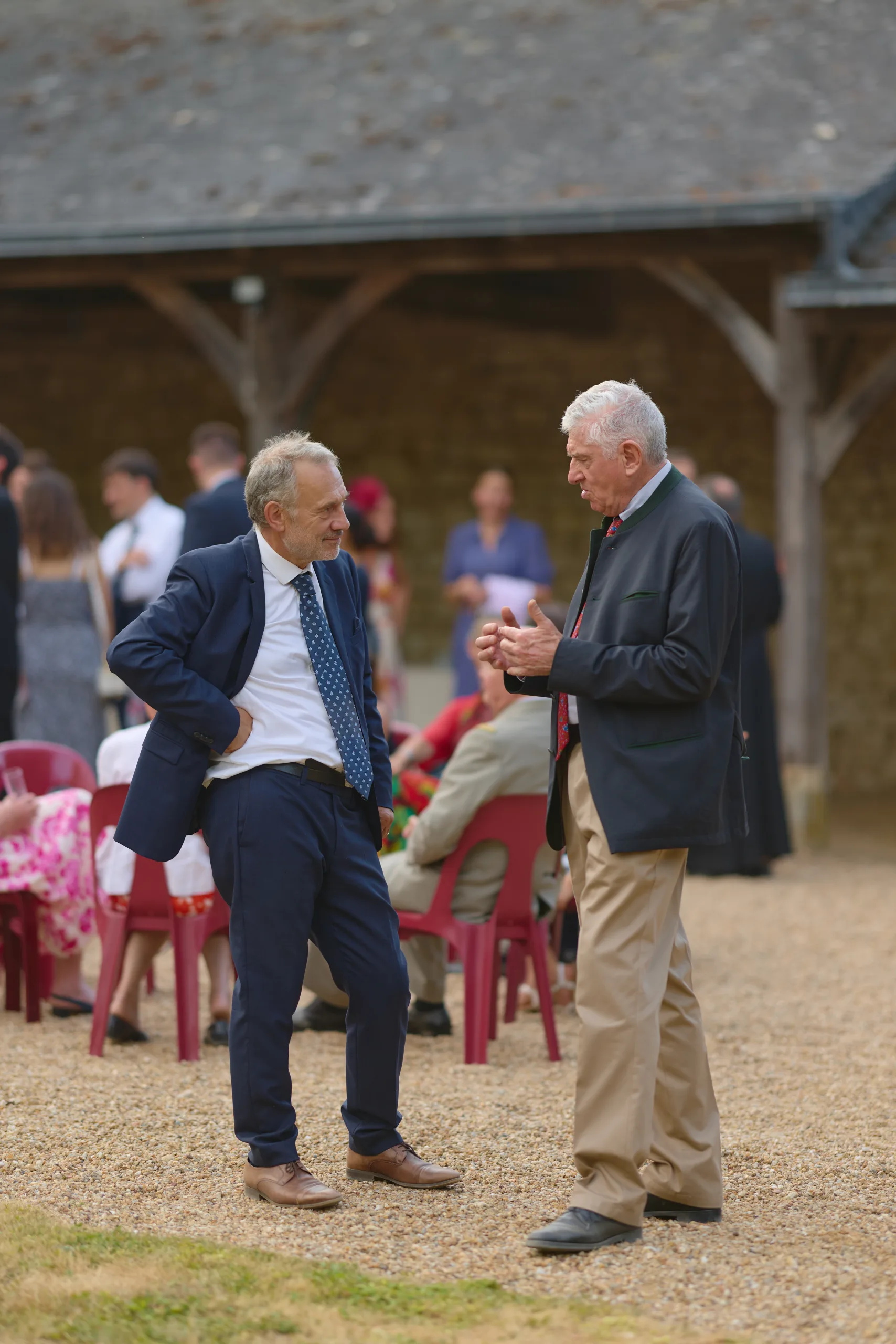 Deux hommes avec leurs verres dans la cour