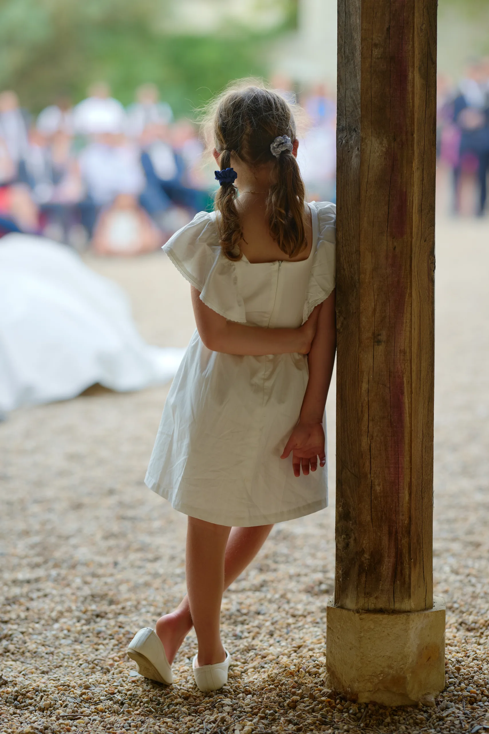 Une enfant près d’un pilier pendant la réception