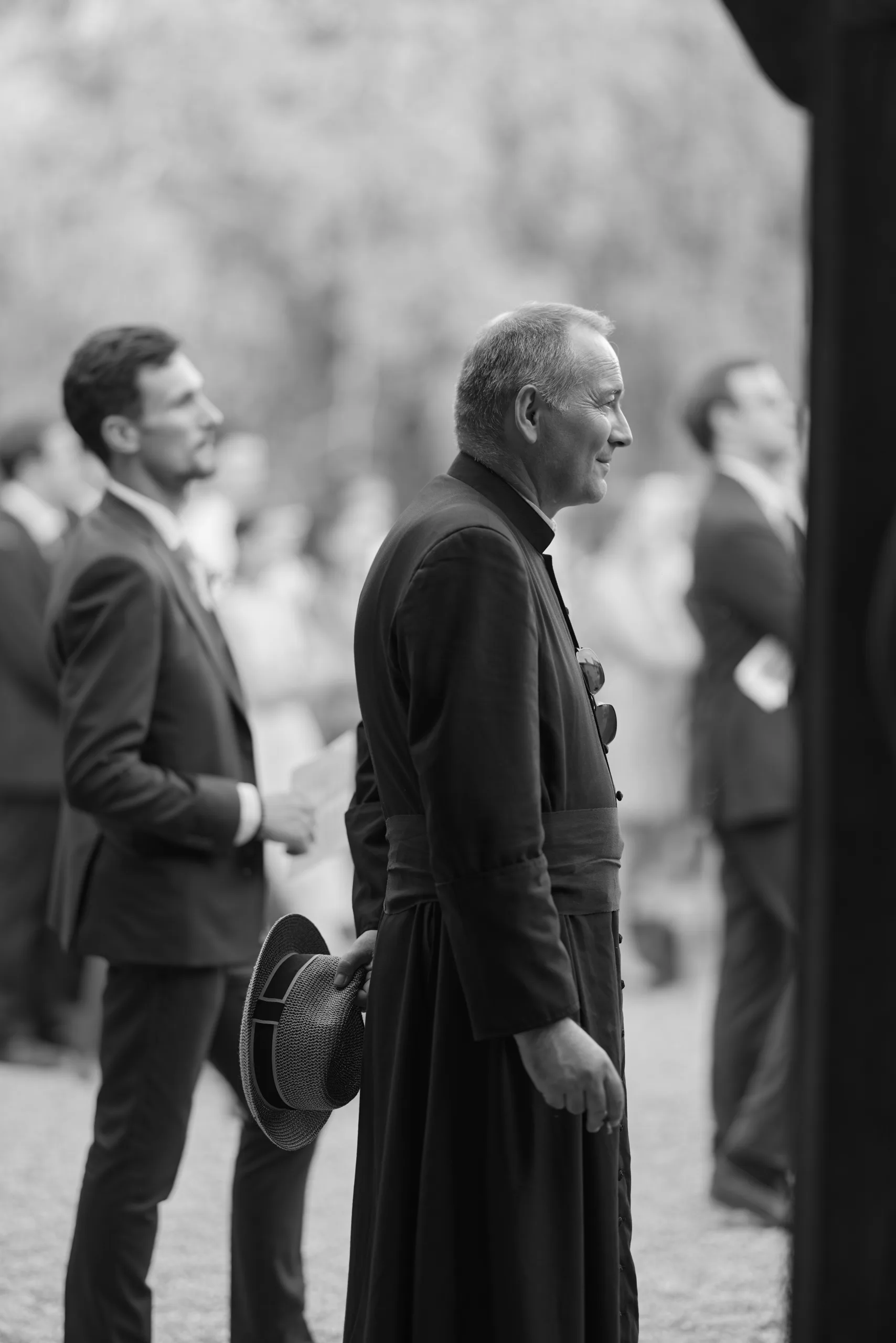 Deux invités debout, en noir et blanc