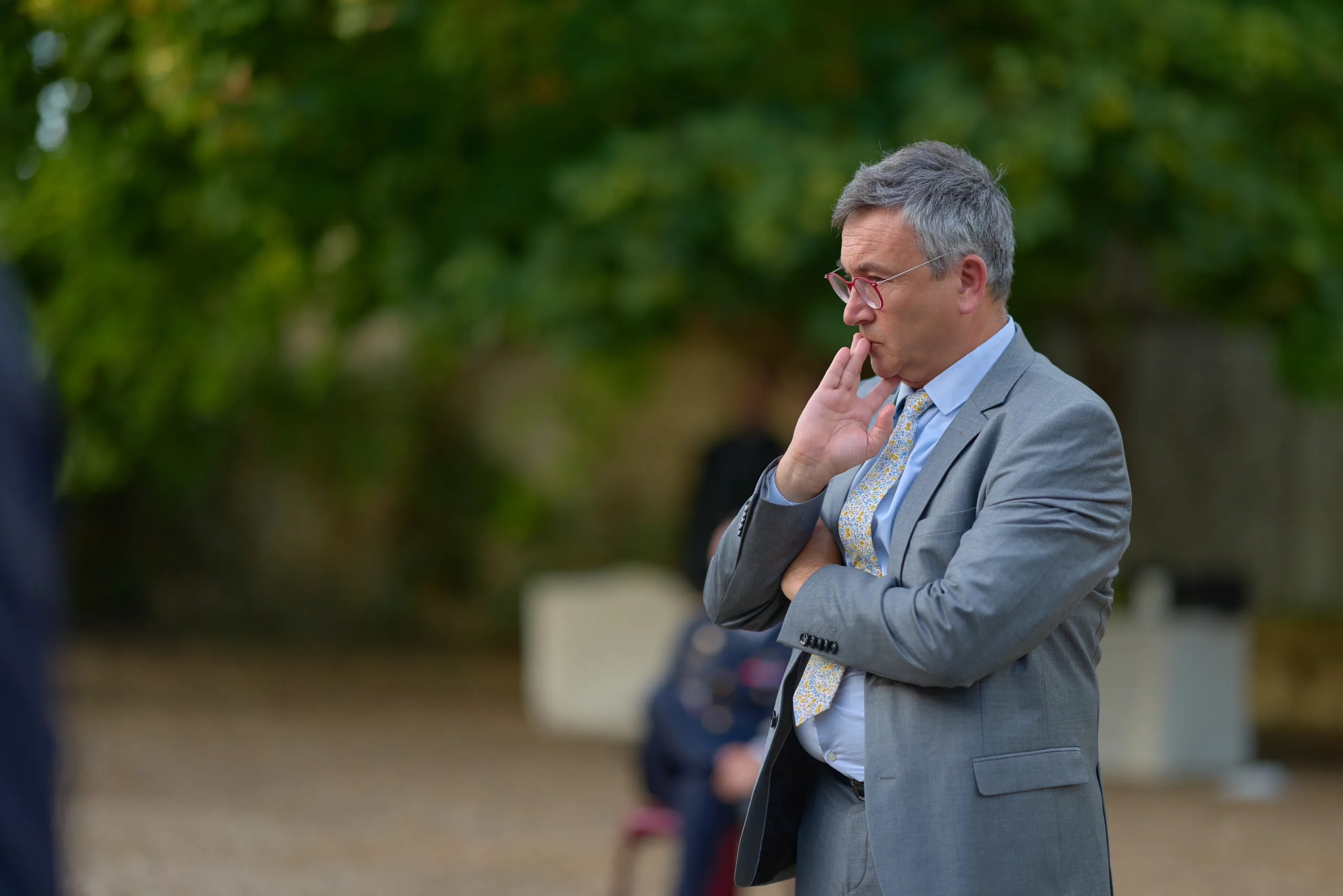 Un invité en costume gris pendant la réception