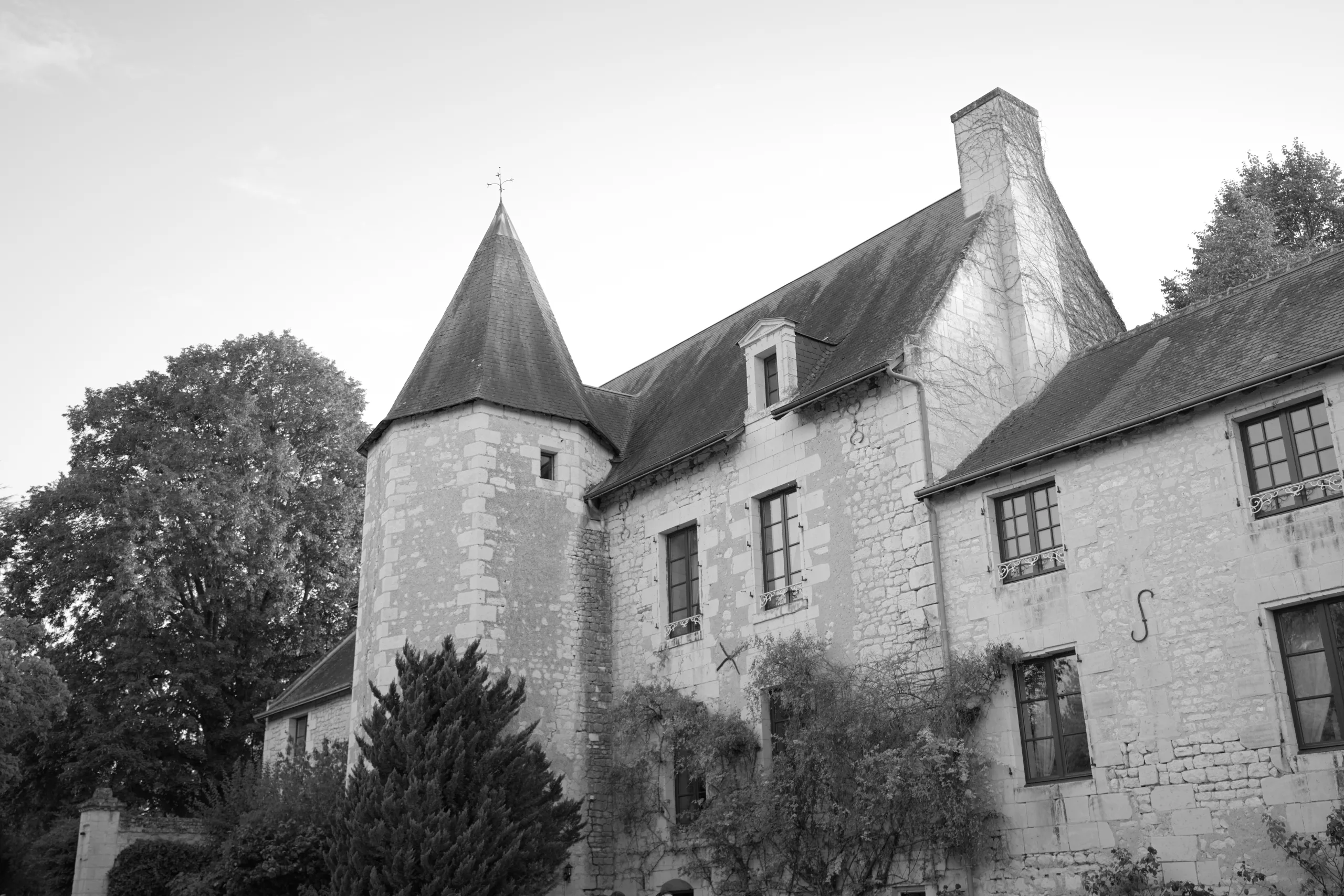 La façade du manoir et sa tourelle, en noir et blanc